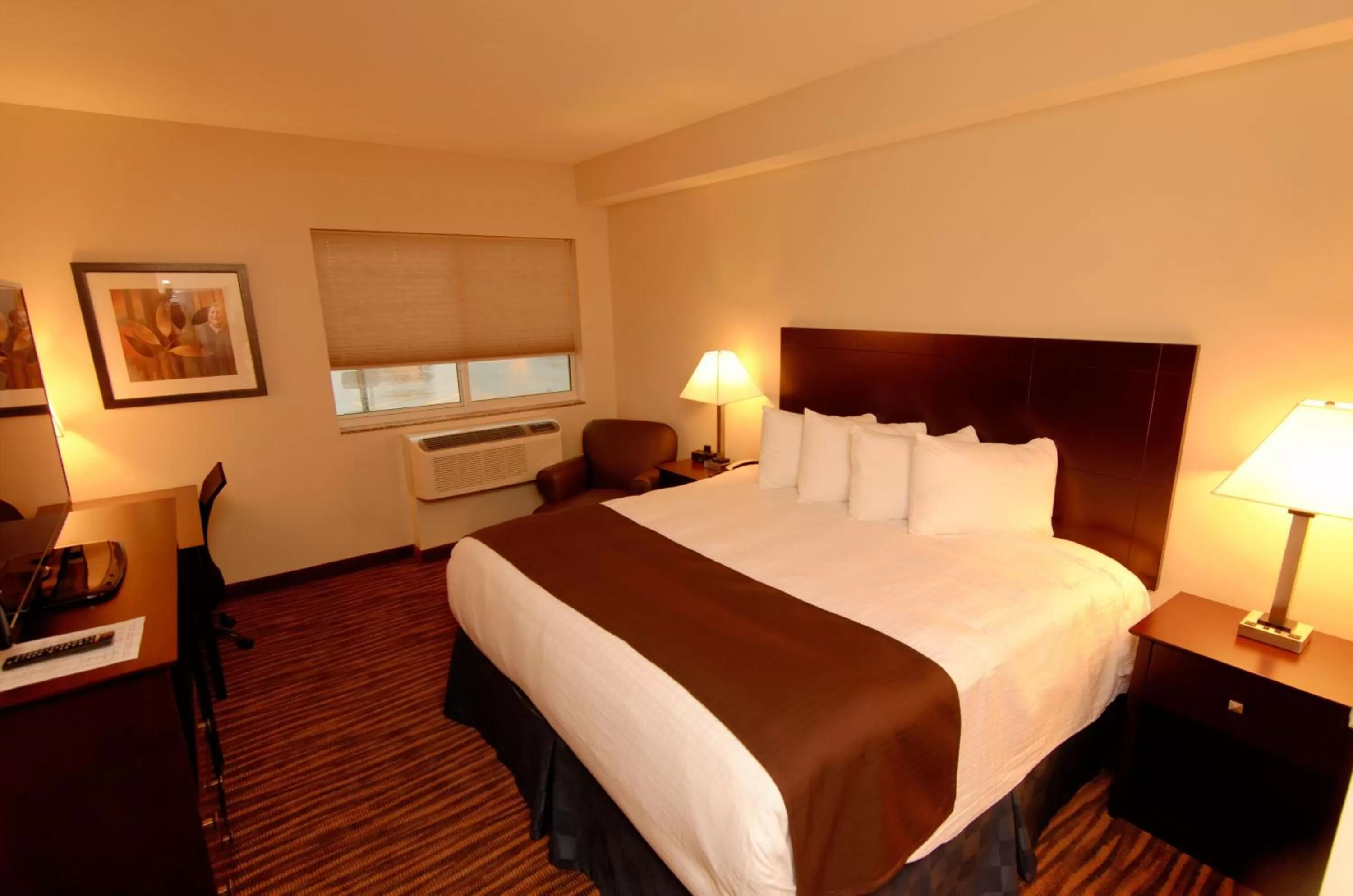 Seating area, Bed in Cobblestone Inn & Suites Fort Madison