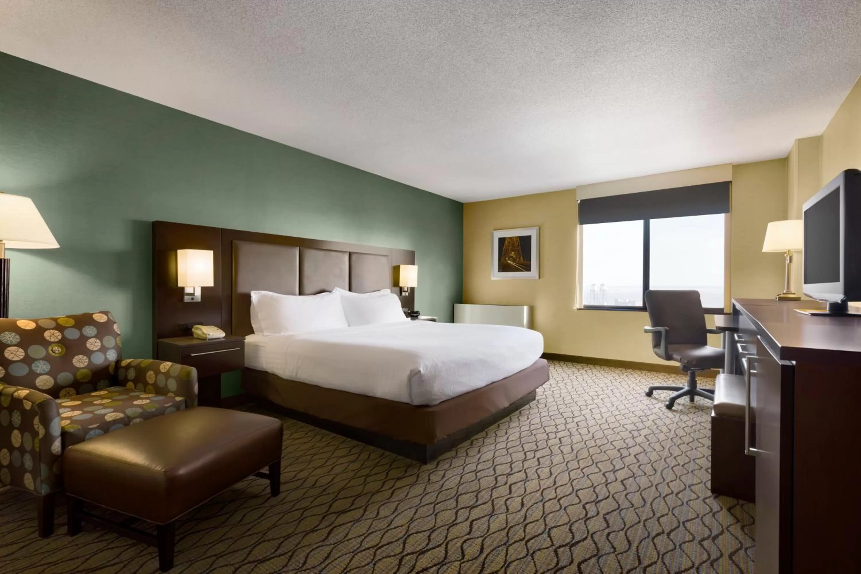 Photo of the whole room, Bed in Holiday Inn & Suites Duluth-Downtown by IHG