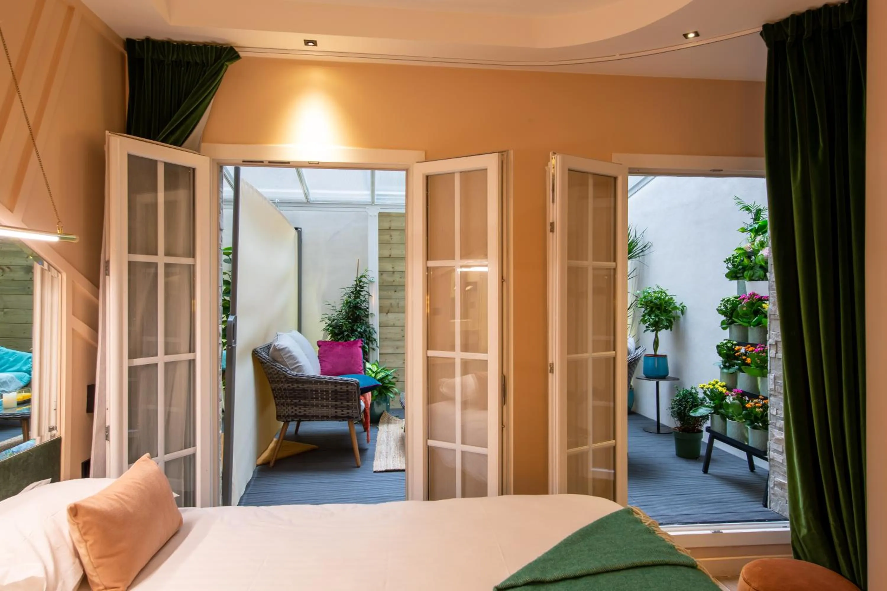 Balcony/Terrace, Bed in Hôtel Veryste & Spa Paris