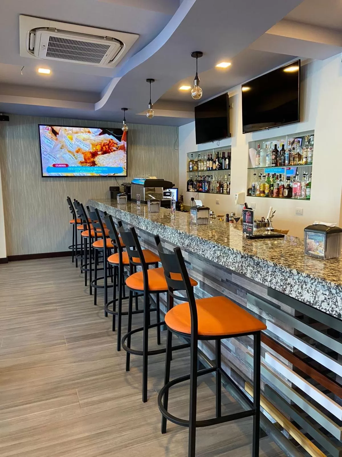 TV and multimedia in Hotel Cayuga