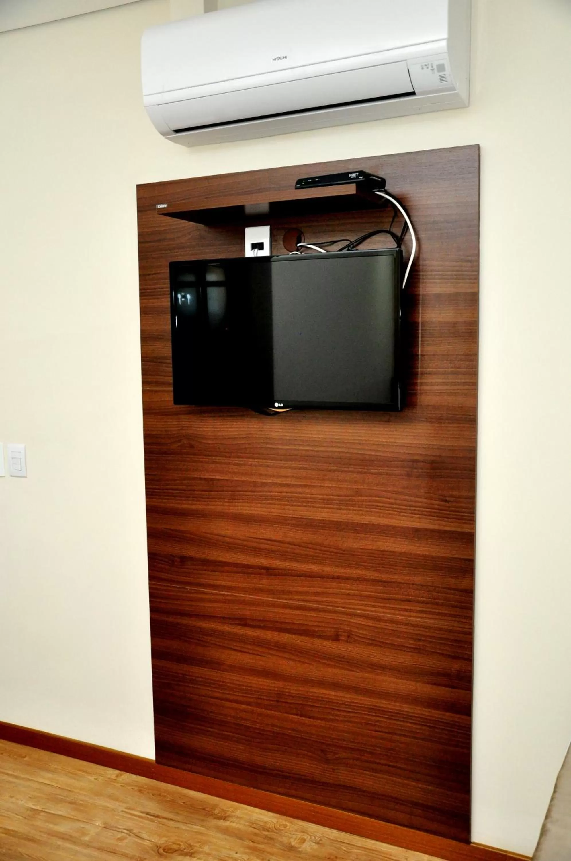 TV and multimedia, TV/Entertainment Center in Hotel Mohave