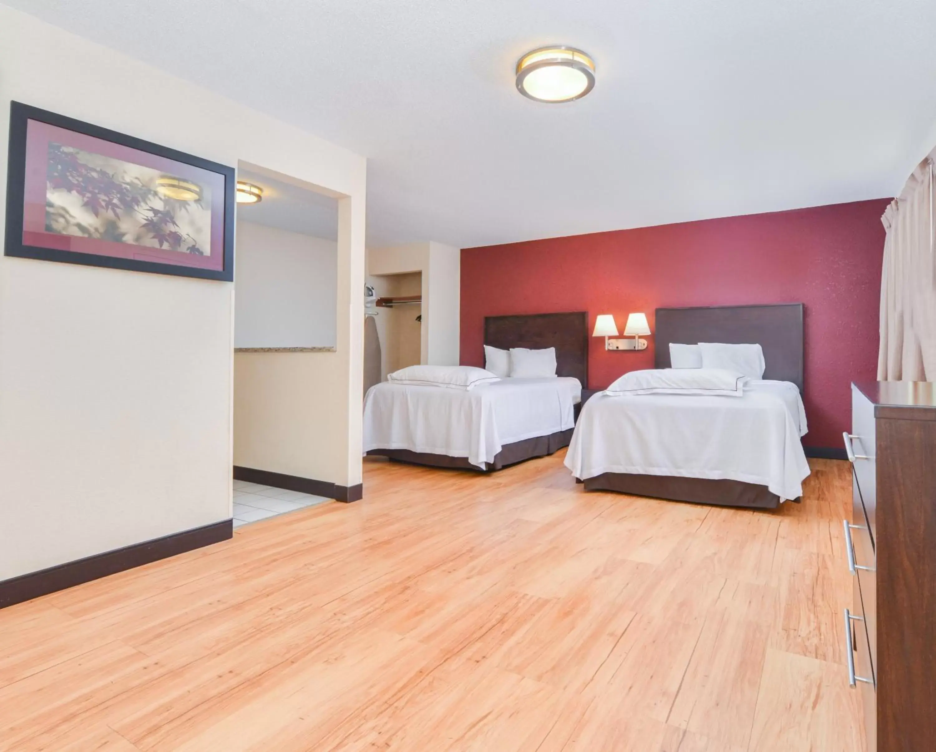 Double Room in Red Roof Inn PLUS+ & Suites Guilford Double Room in Red Roof Inn PLUS+ & Suites Guilford