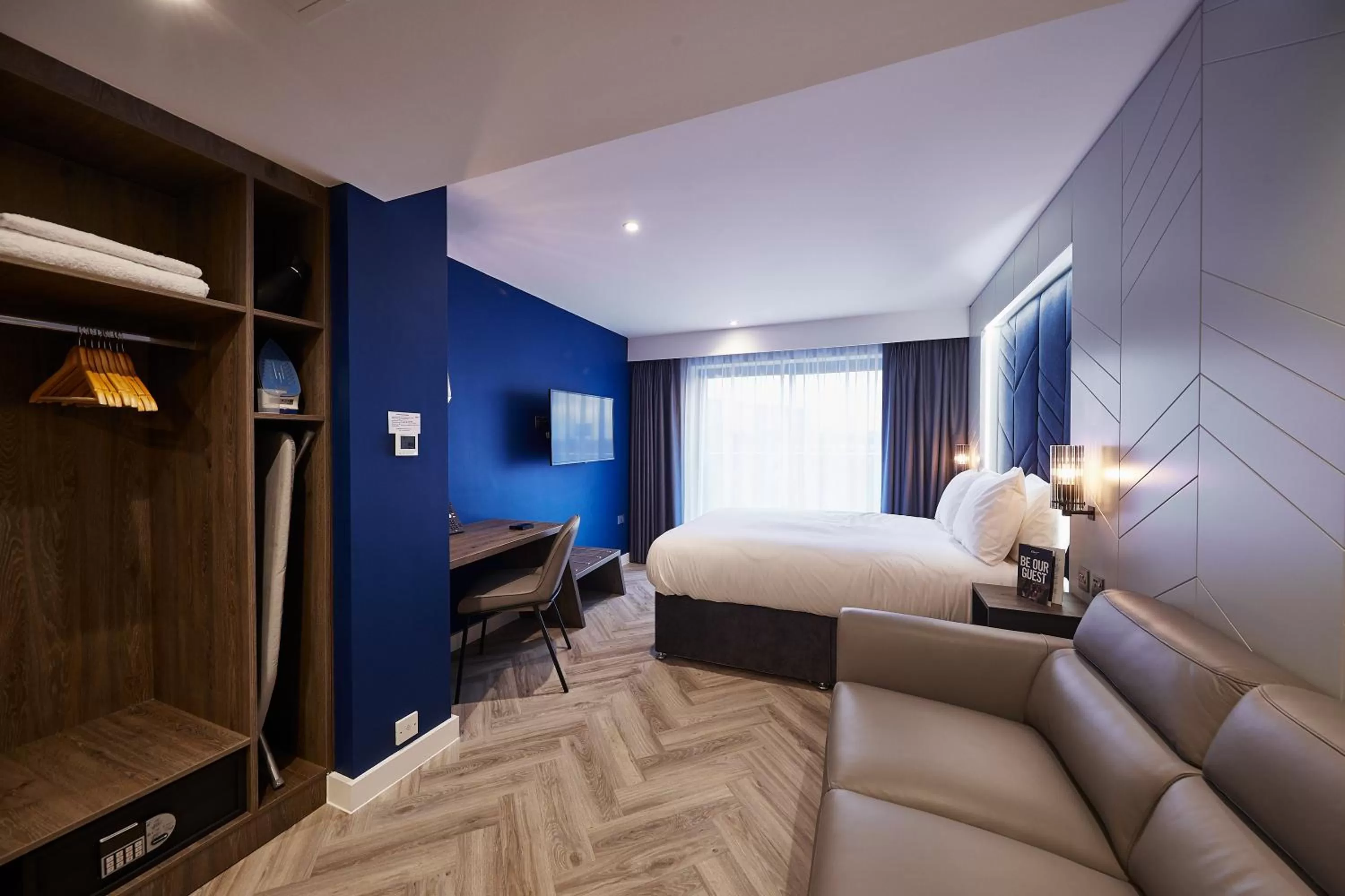 Seating area, Bed in Roomzzz York City