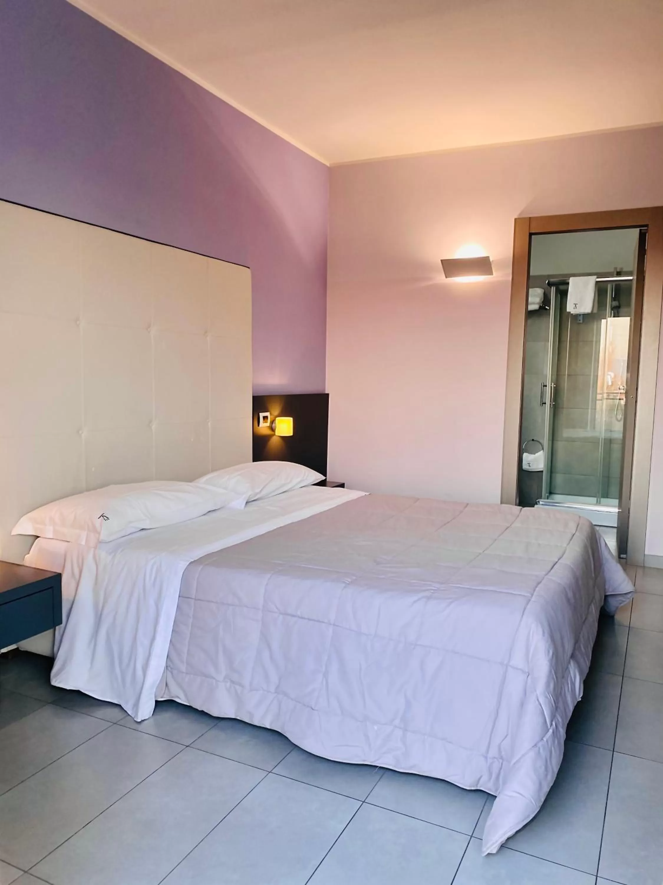 Bedroom, Bed in Victoria Hotel