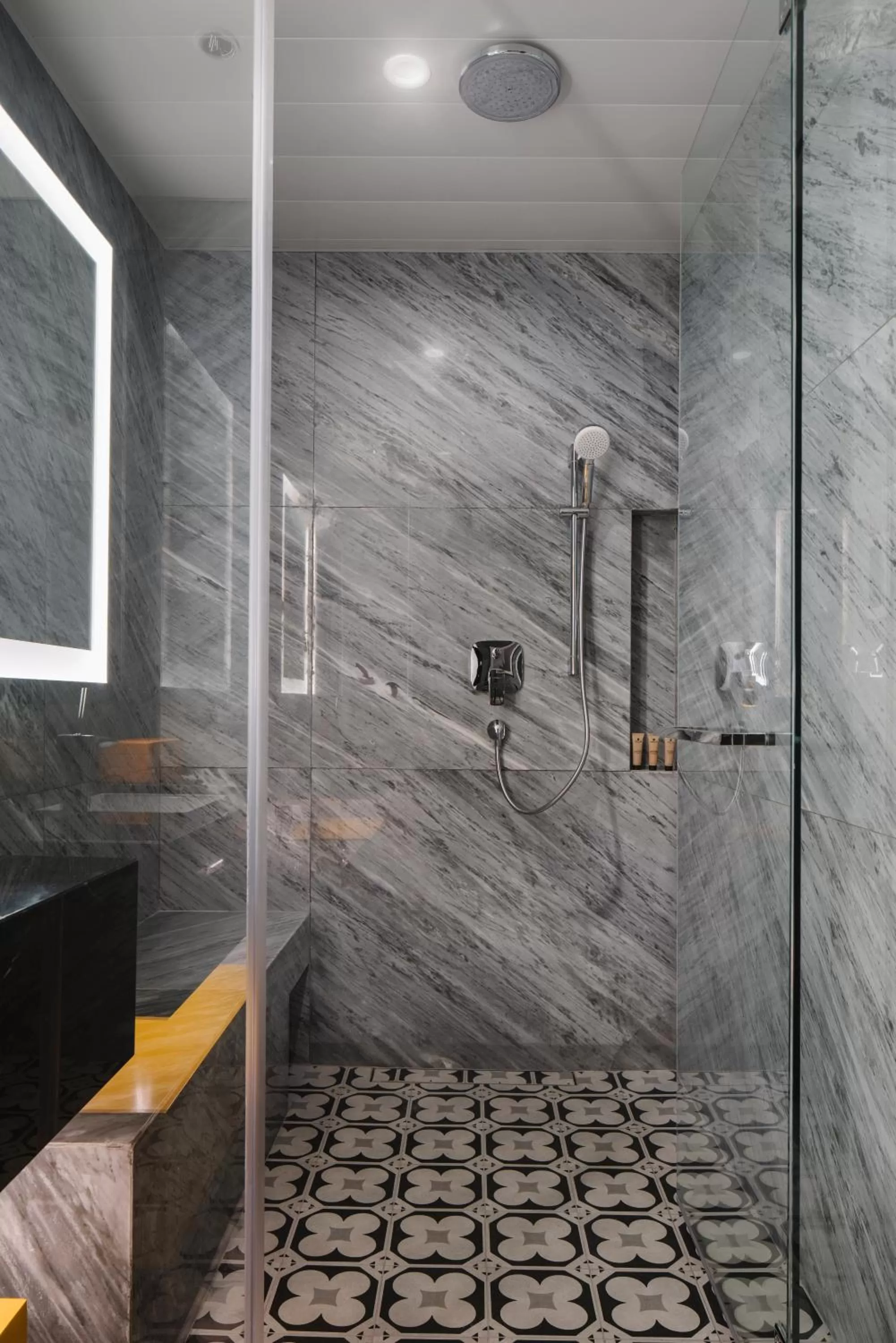 Shower in Grand Park City Hall