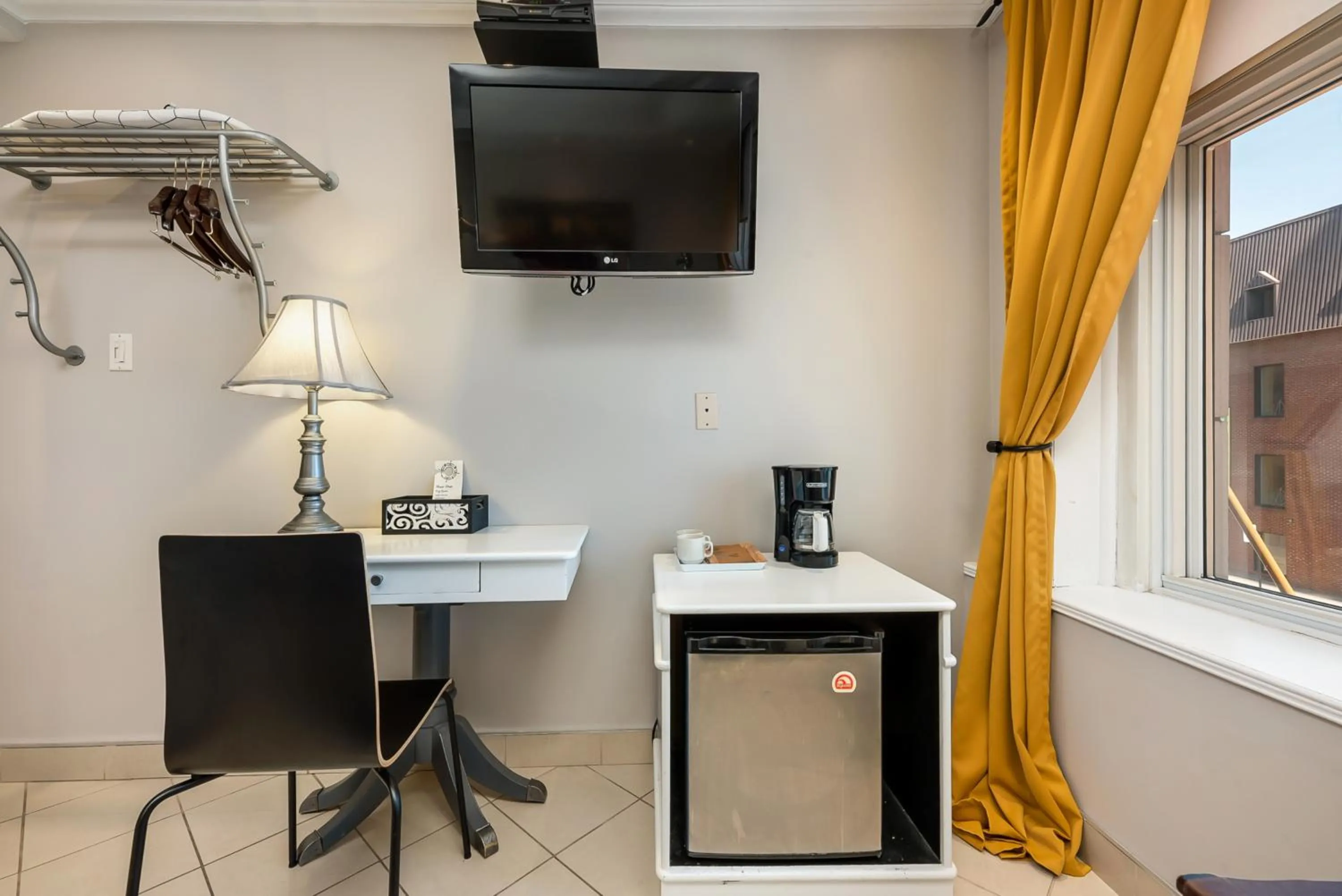 TV and multimedia in Samesun Montreal Hotel & Hostel