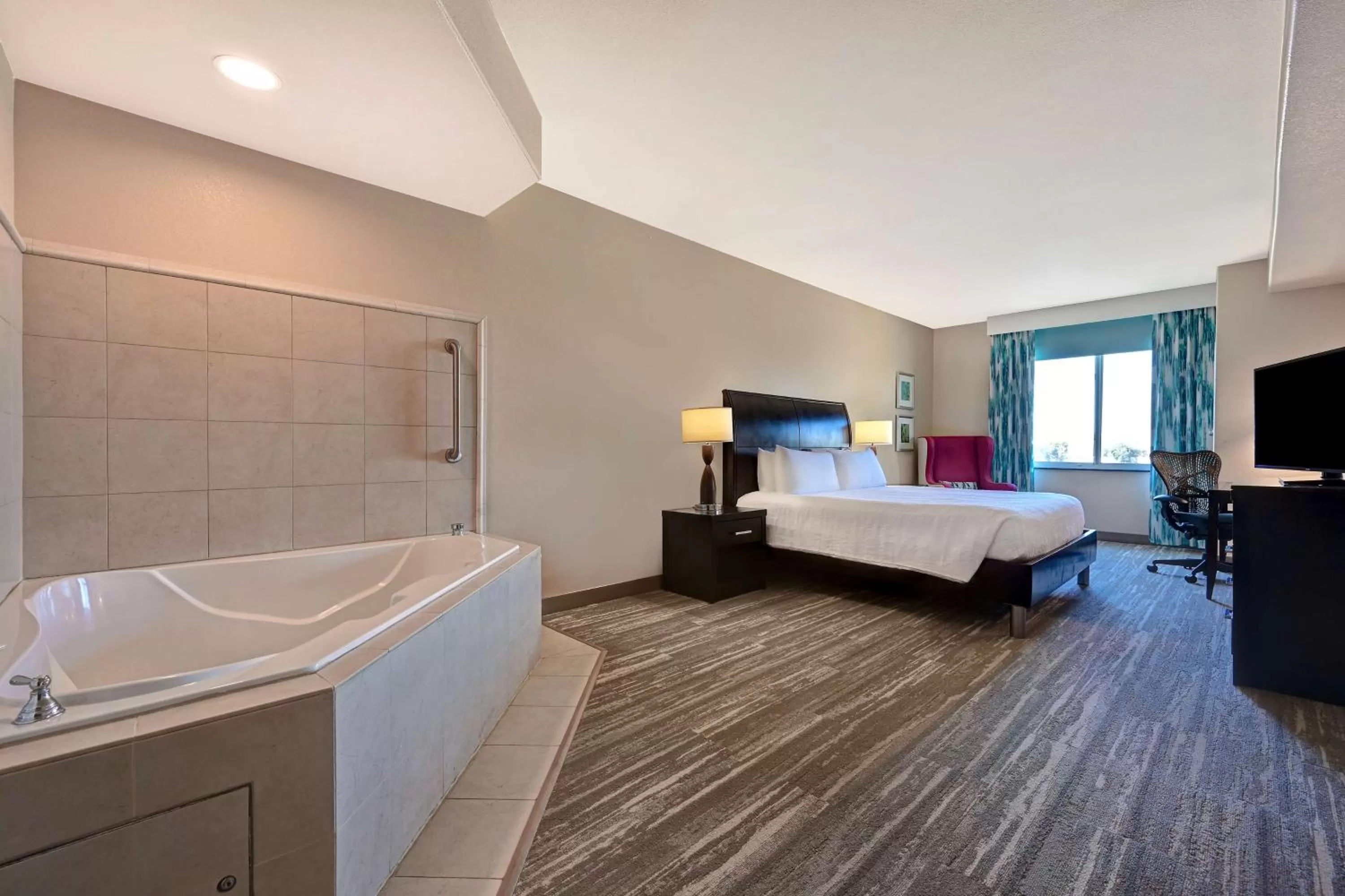 Bathroom, Bed in Hilton Garden Inn San Bernardino