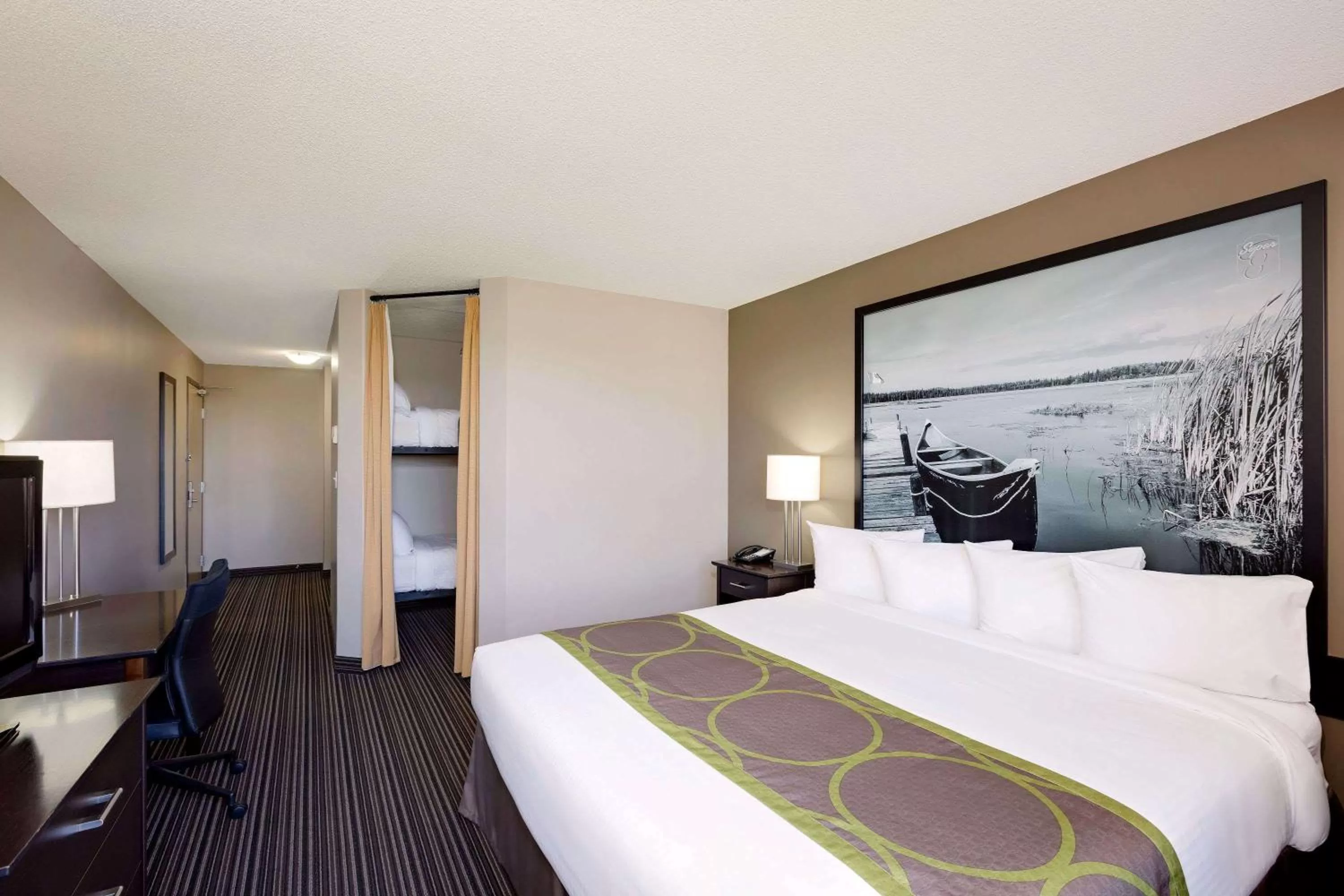 Photo of the whole room, Bed in Super 8 by Wyndham Kapuskasing