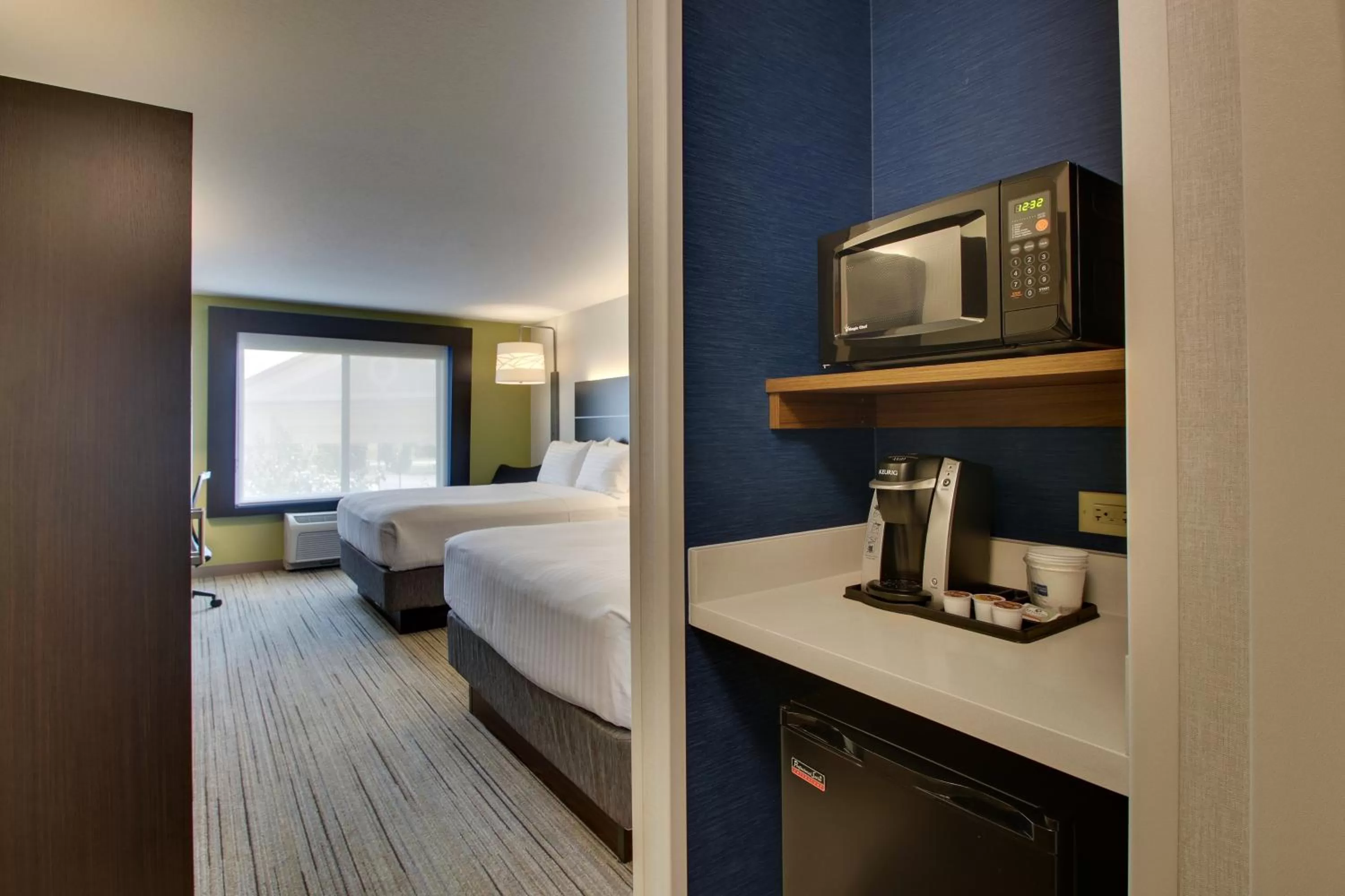 Photo of the whole room, Bed in Holiday Inn Express Hotel & Suites Morris by IHG