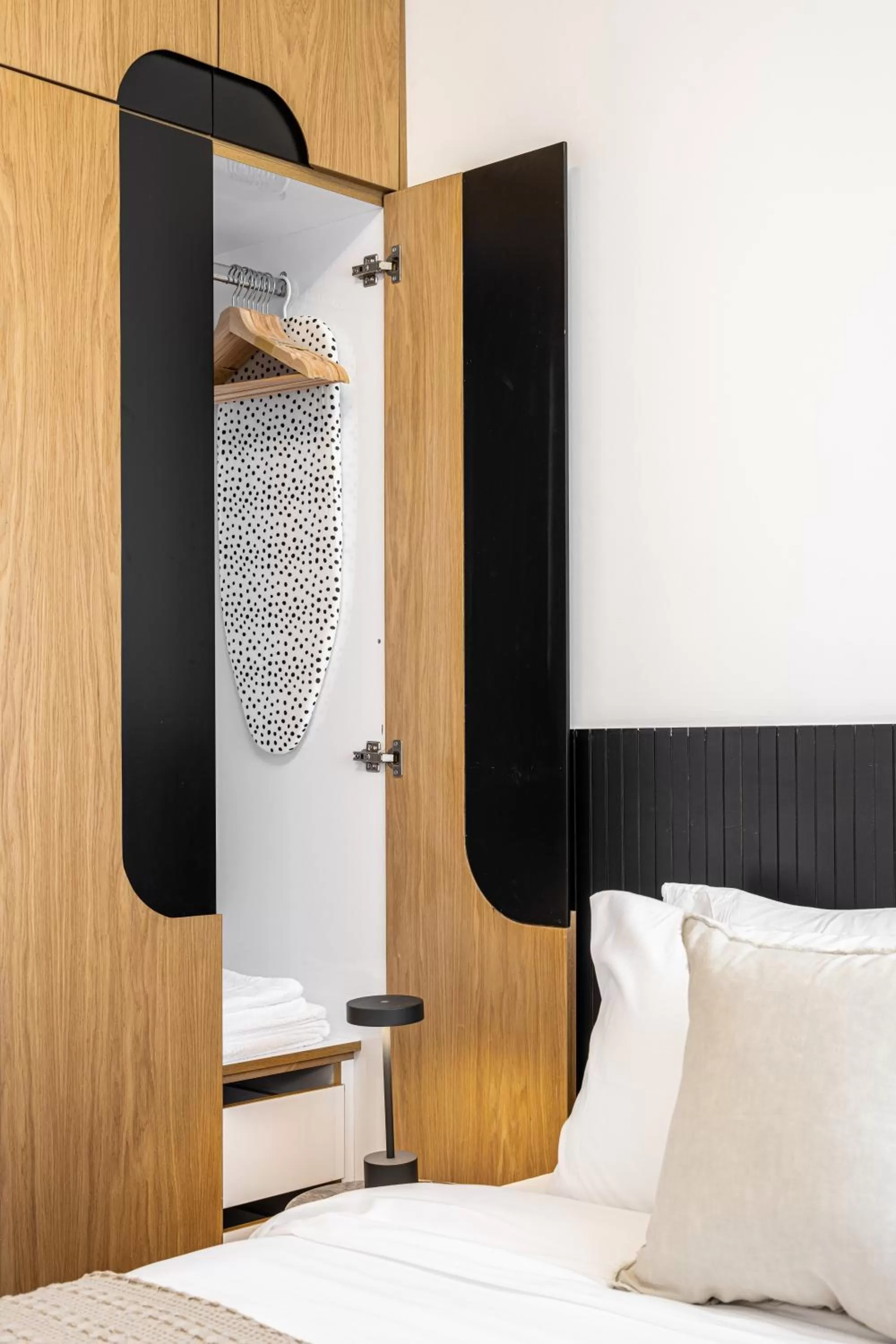 wardrobe, Bed in Mate GEORGE - By HOMY