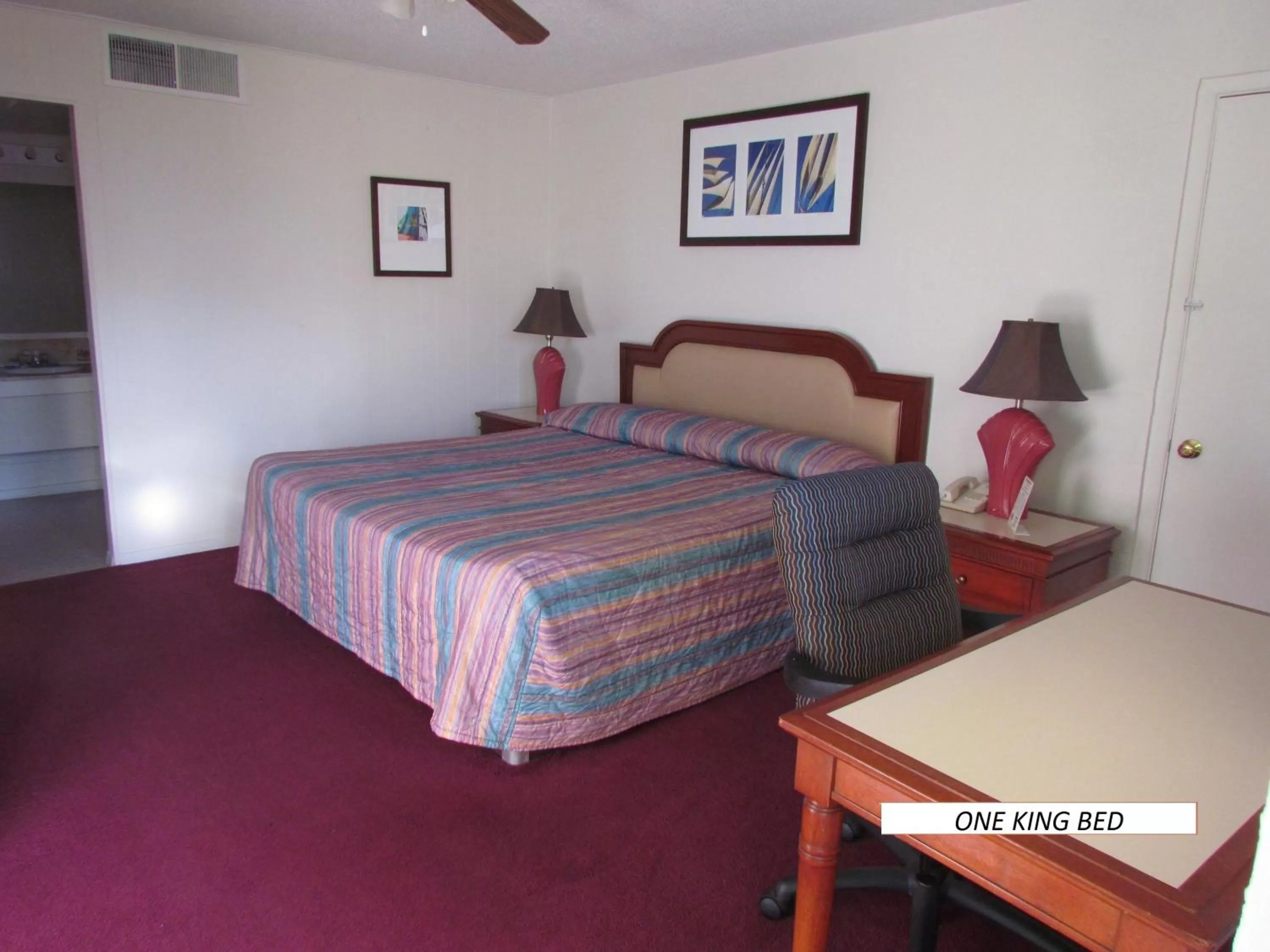 Bedroom, Bed in Economy Inn