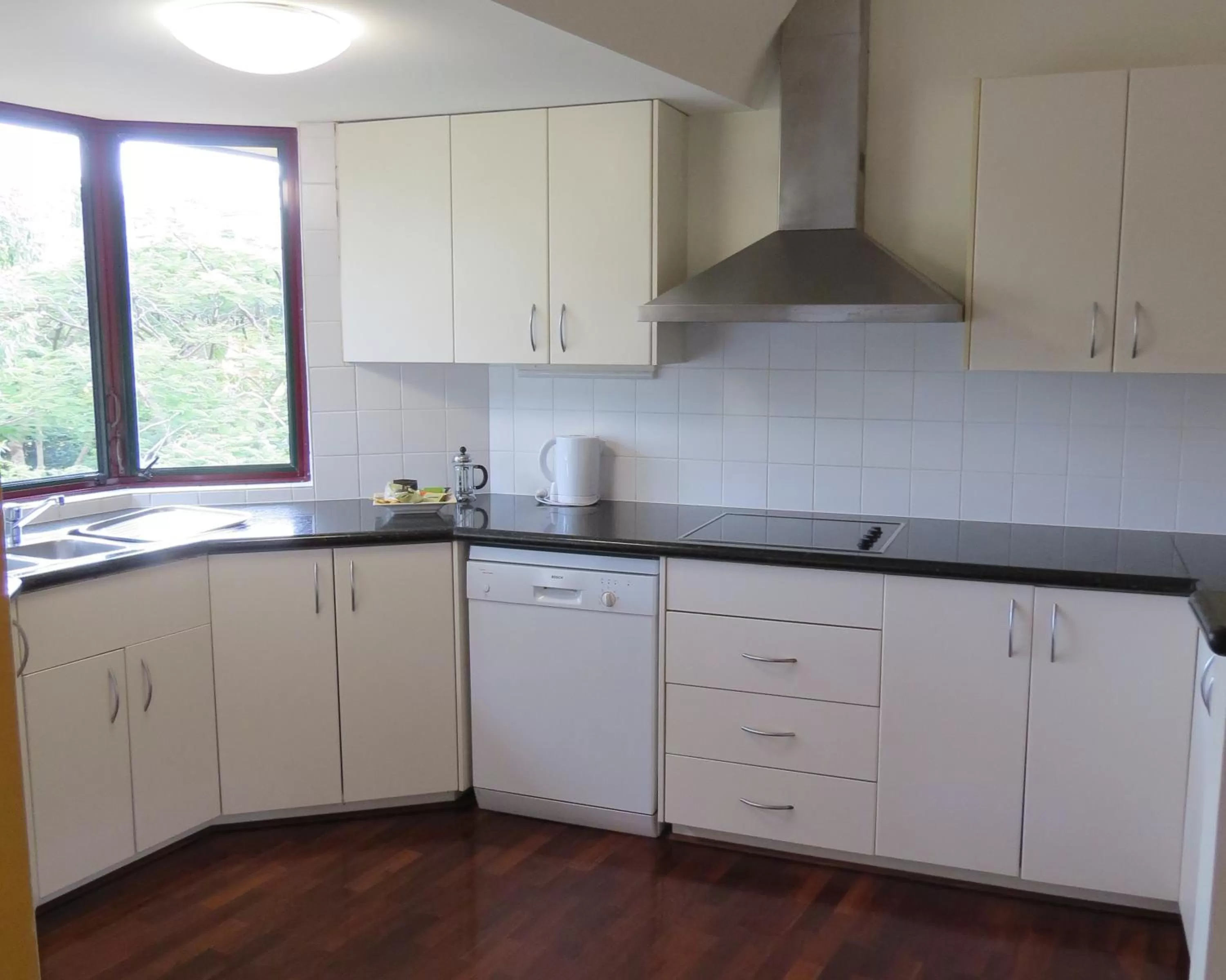 Kitchen or kitchenette in Byron Links Apartments
