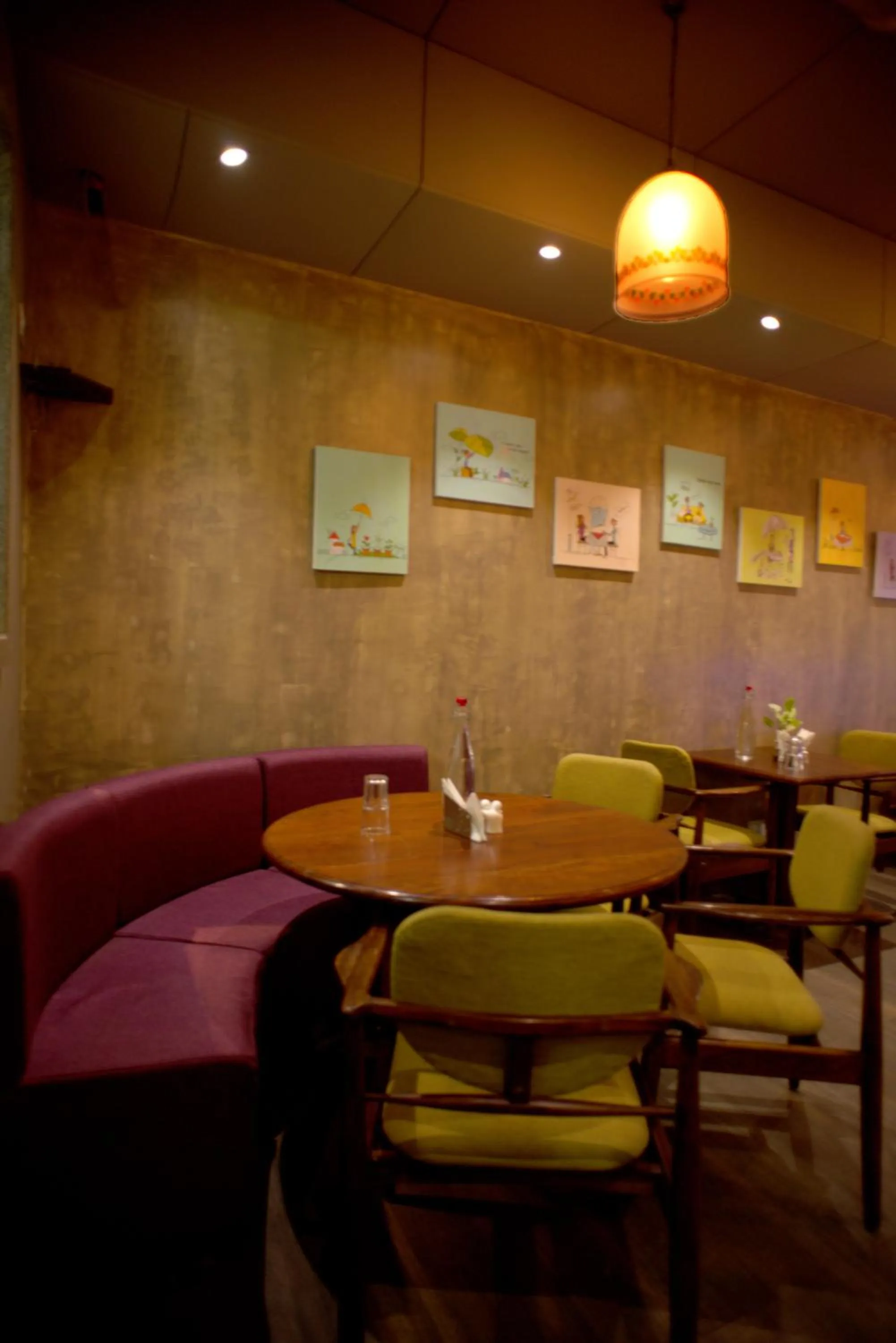 Restaurant/places to eat in Hotel Platinum Inn