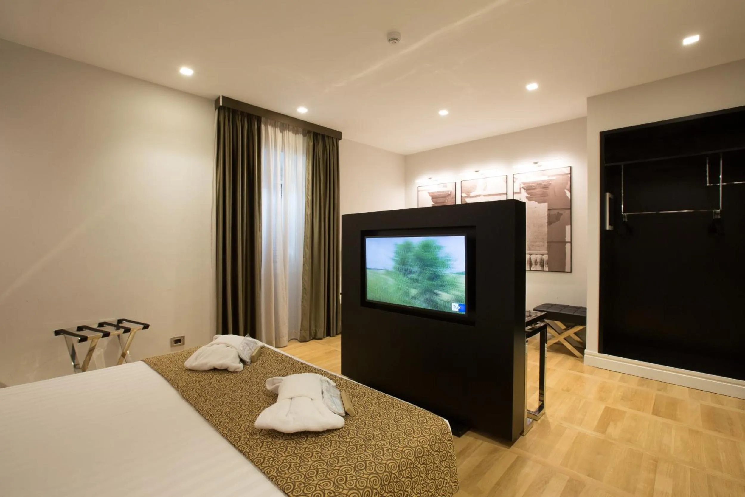 Bedroom, Bed in Floris Hotel