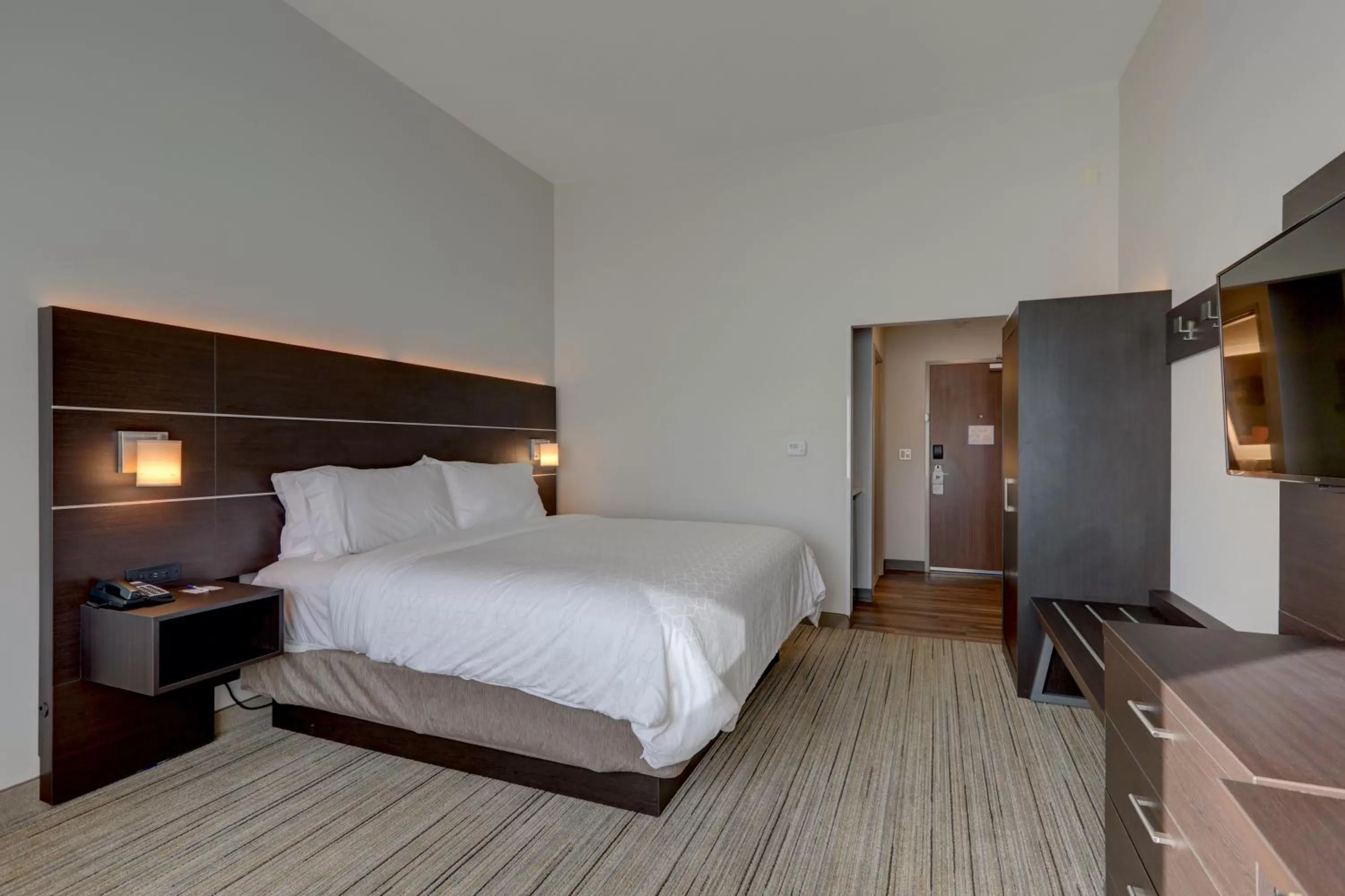 Bed in Holiday Inn Express & Suites - Auburn Downtown by IHG