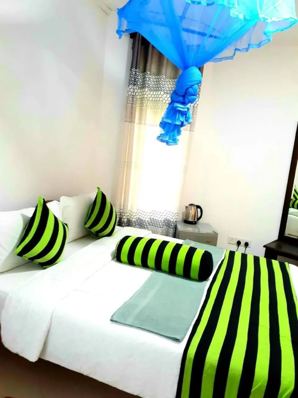 Bedroom, Bed in Green Lantern Inn