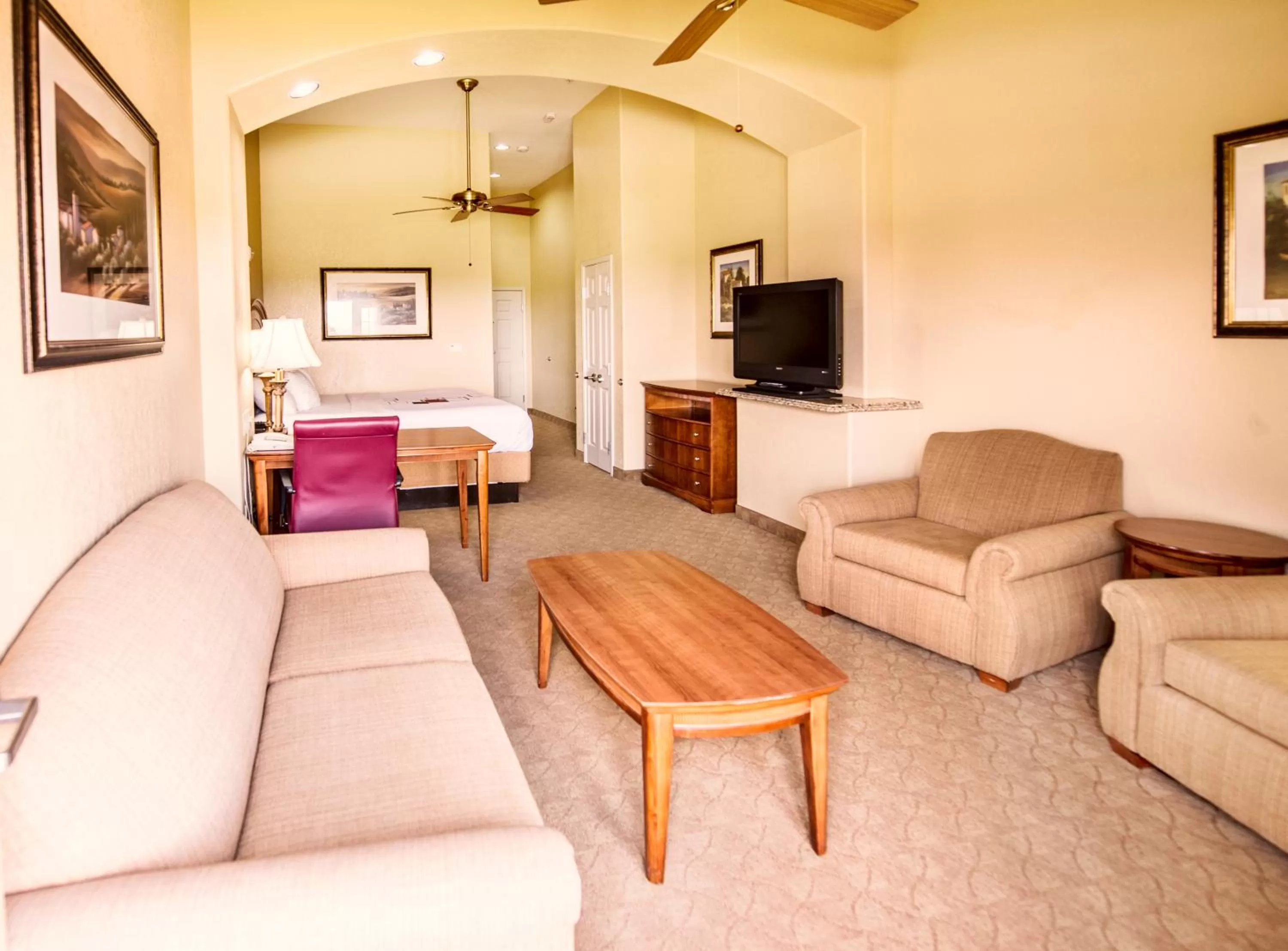 Photo of the whole room in La Quinta by Wyndham Marble Falls