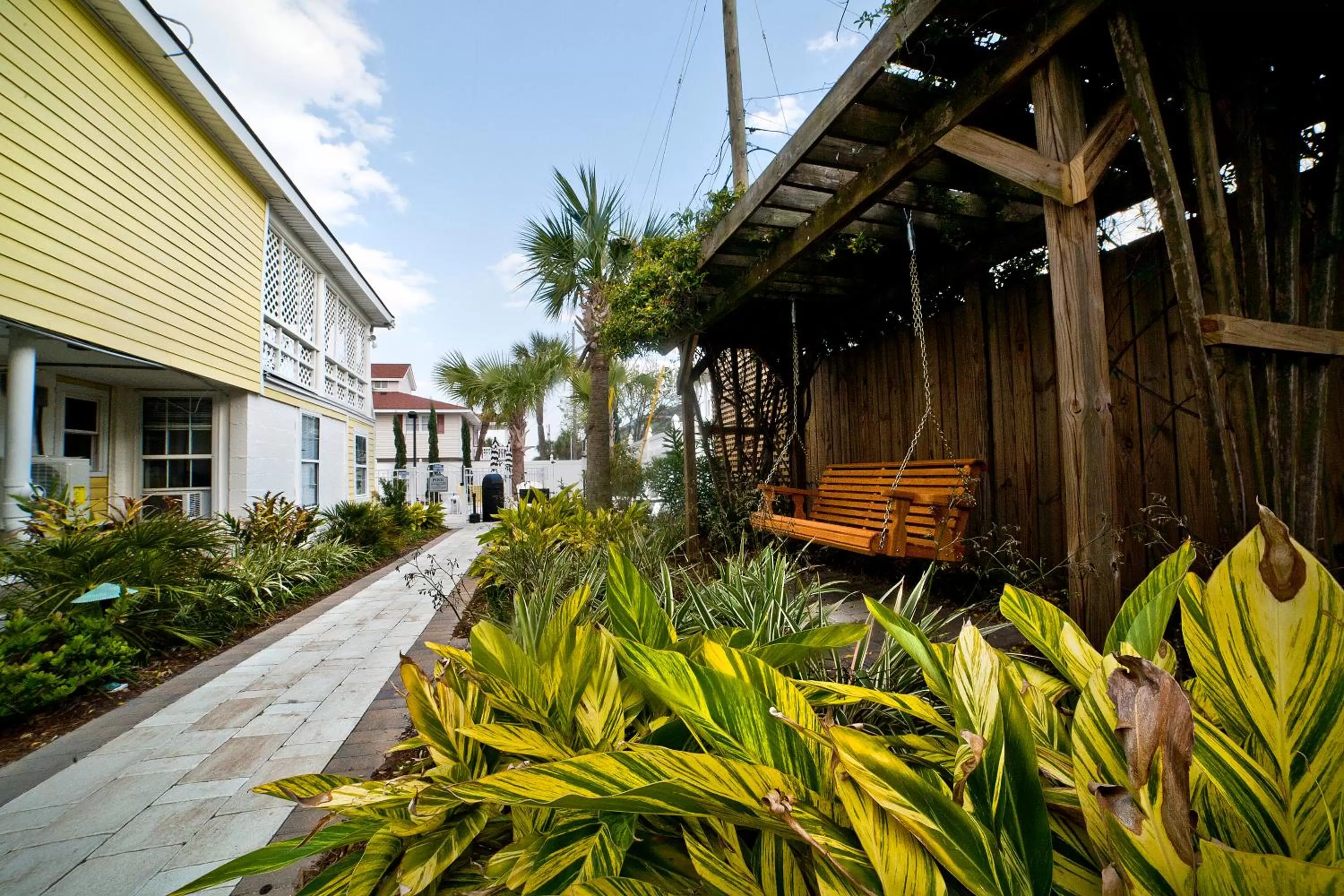 Garden, Property Building in Georgianne Inn & Suites check in 212 Bulter Ave