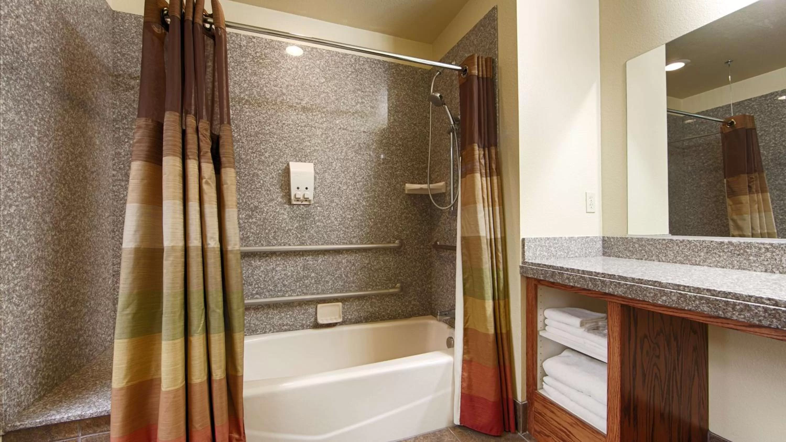 Queen Room with Two Queen Beds and Bathtub - Non-Smoking in Best Western Plus Yosemite Gateway Inn