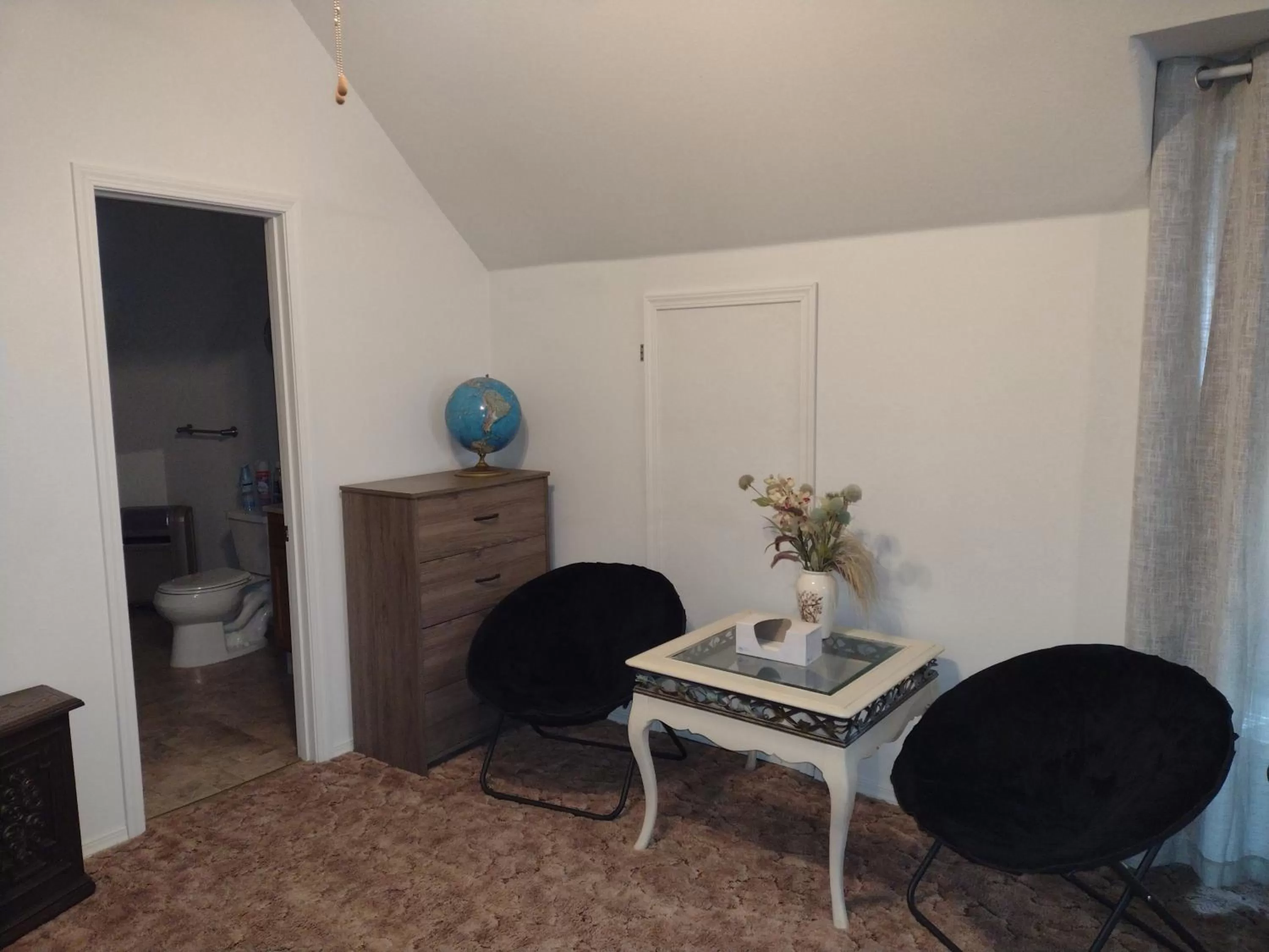 Living room in Quiet upstairs studio close to town 420 friendly