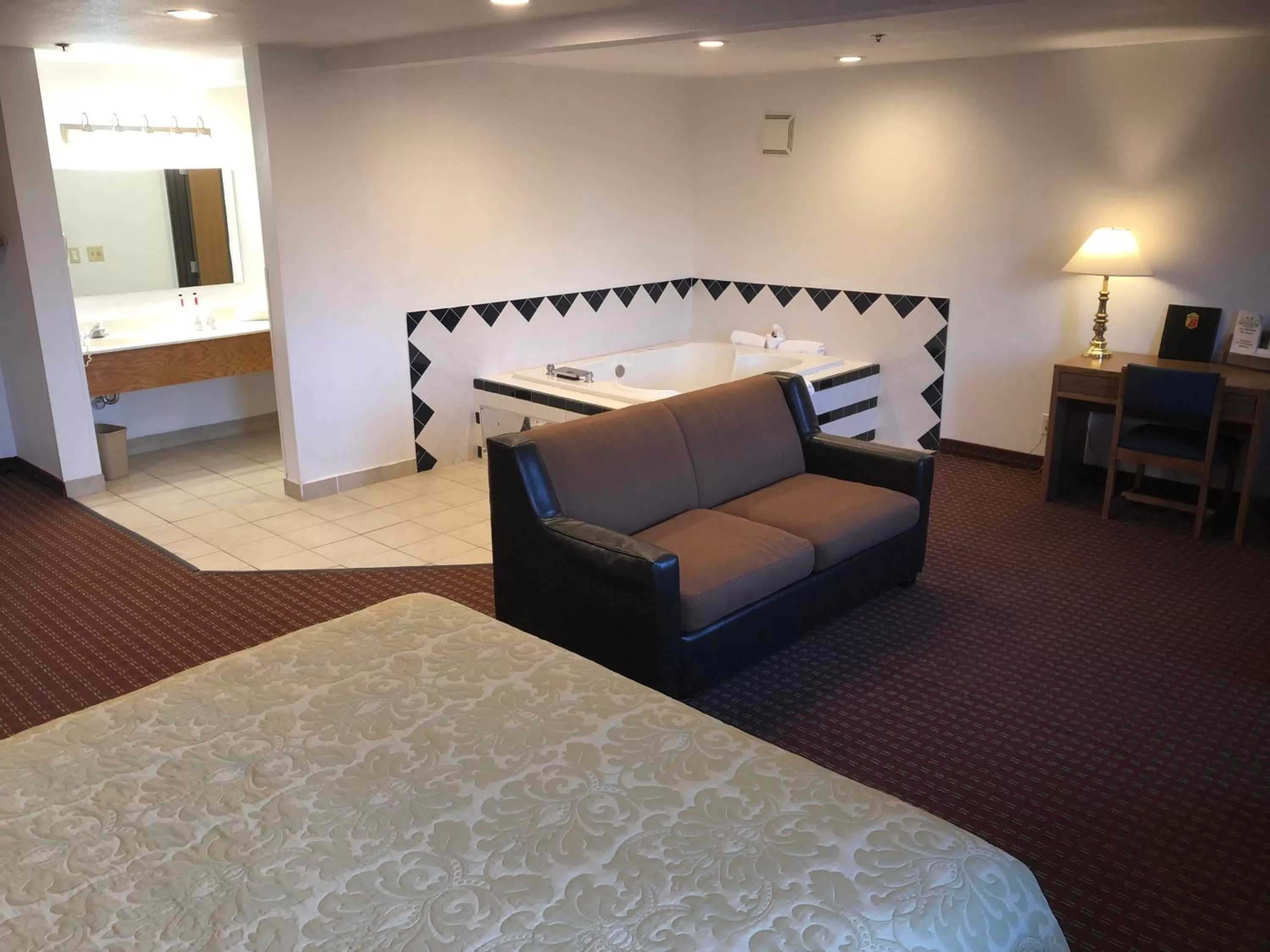 Seating area, Bed in Super 8 by Wyndham The Dalles OR
