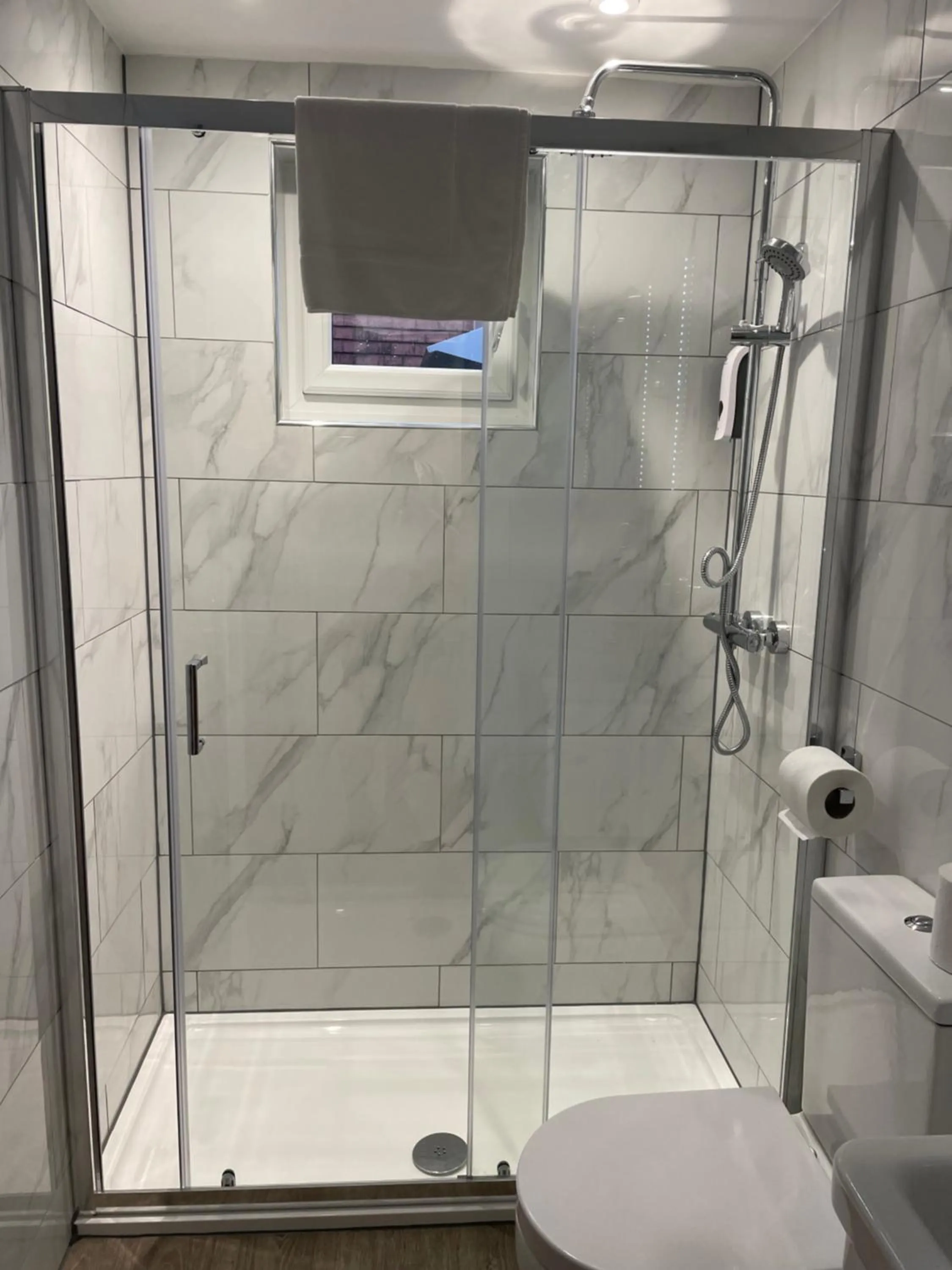 Shower in Holtwhites Hotel