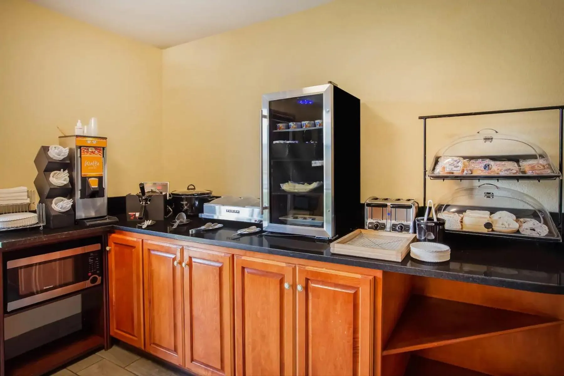 Kitchen/Kitchenette in Super 8 by Wyndham Lawrence KU