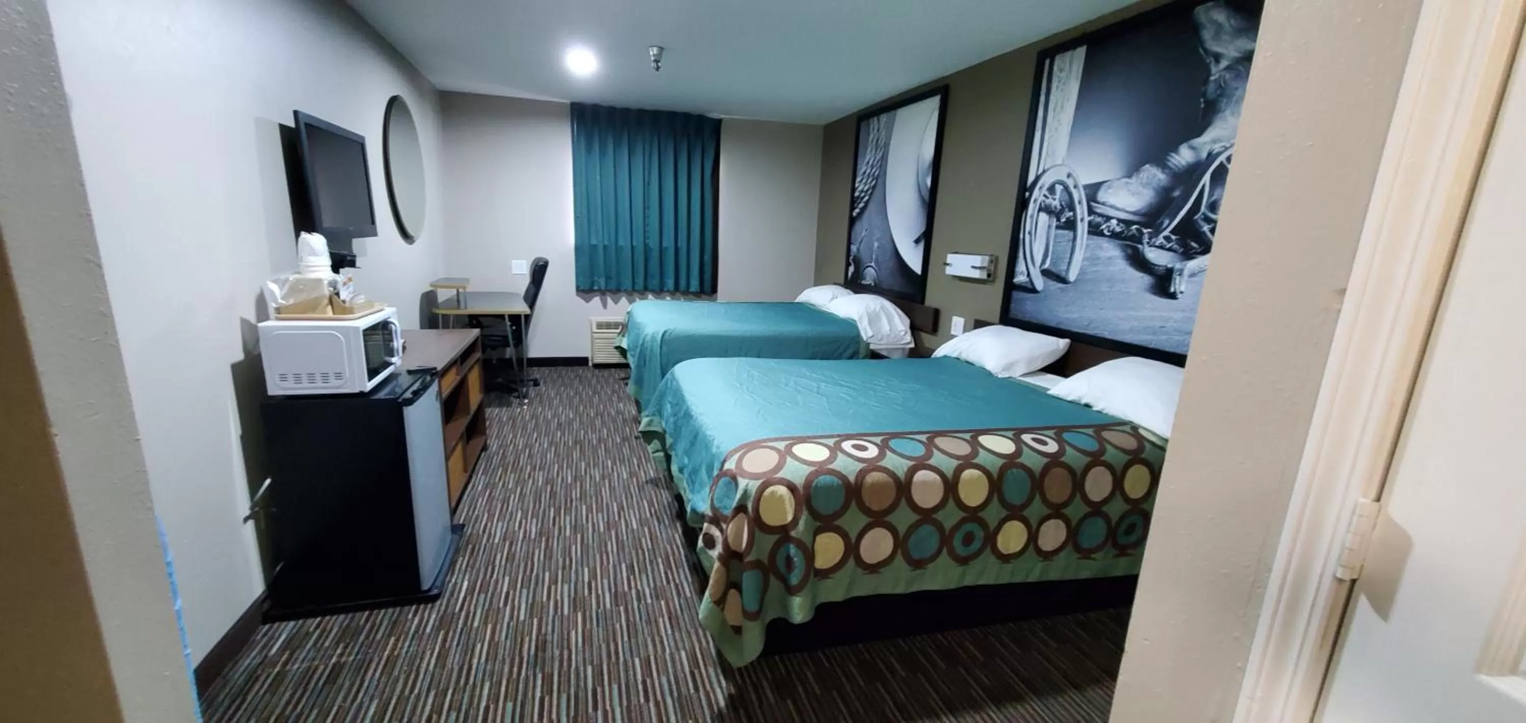 Bedroom, Bed in Super 8 by Wyndham Chickasha