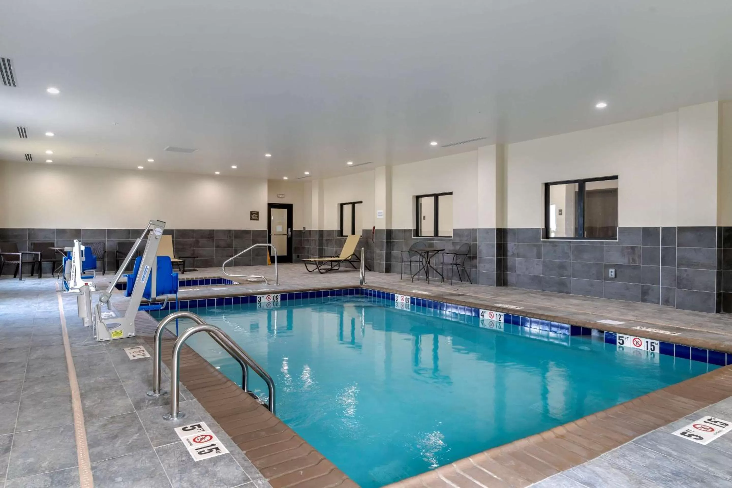 Swimming pool in Comfort Suites Paducah Mall Area