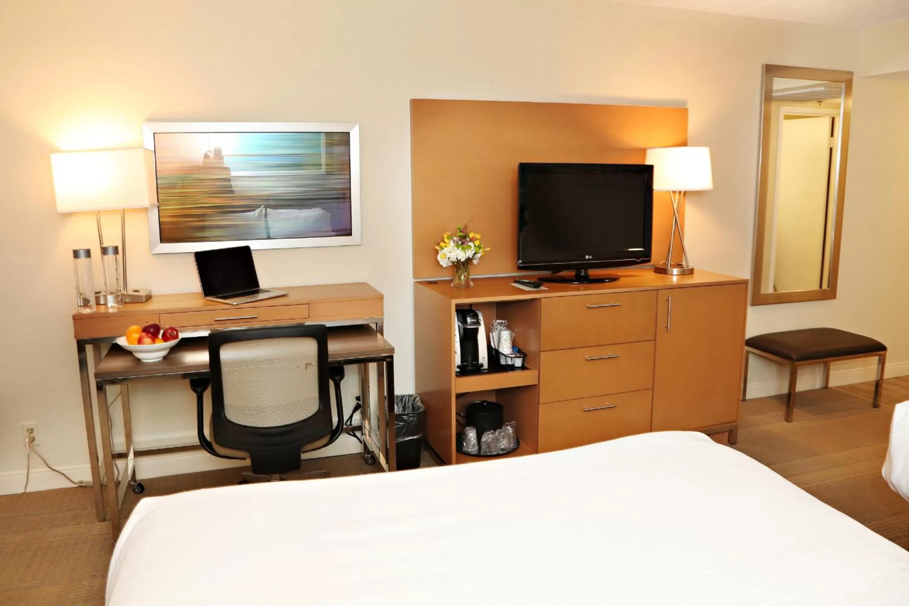 Photo of the whole room, Bed in enVision Hotel & Conference Center Mansfield-Foxboro