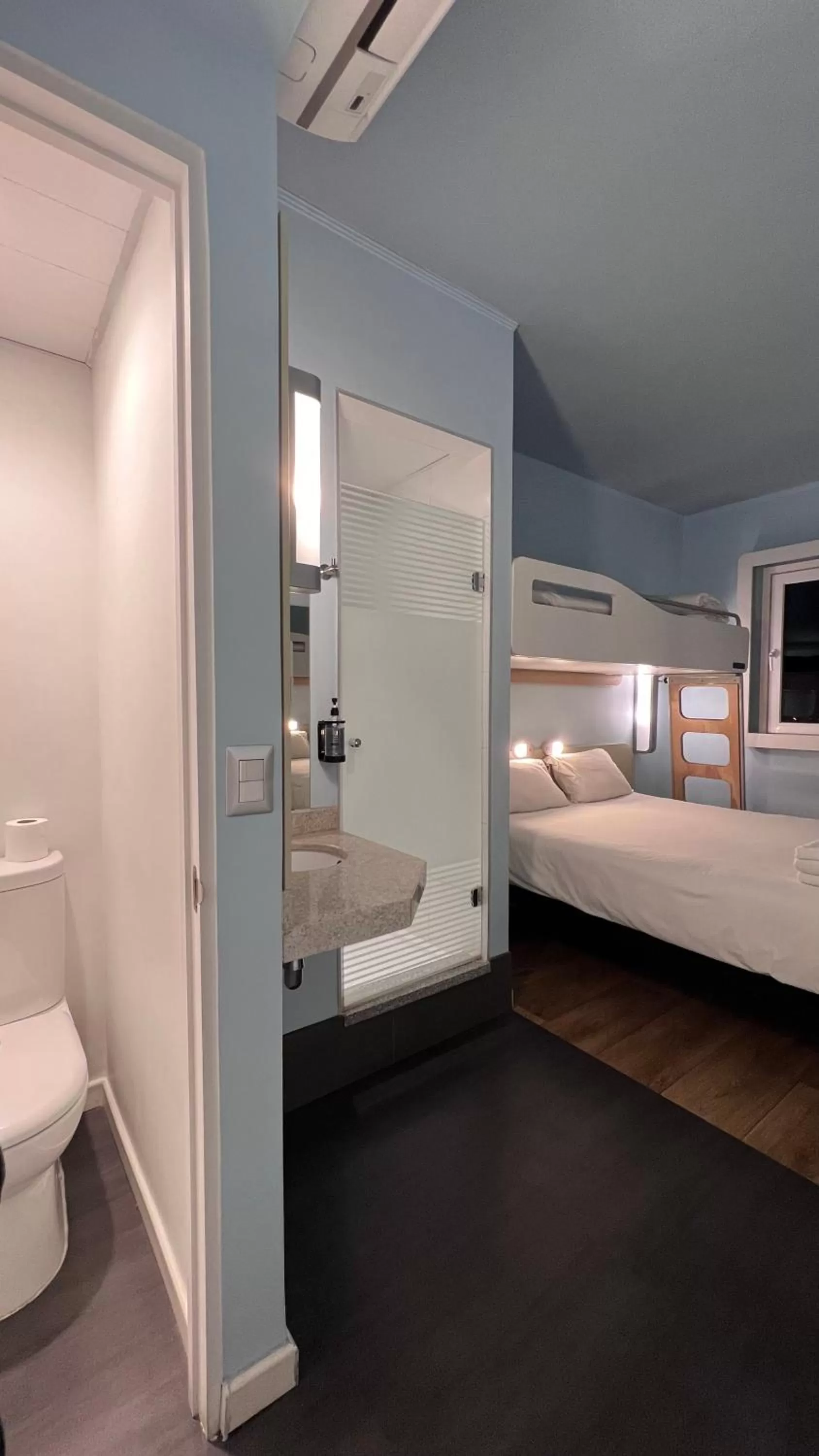 Toilet, Bed in ibis budget Copiapo