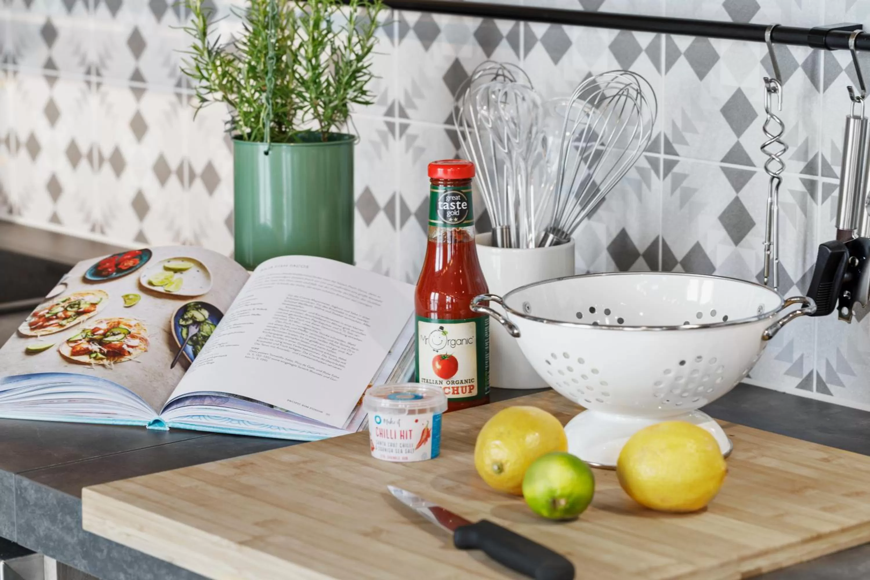 Communal kitchen in Stay KooooK Bern Wankdorf - Online Check In