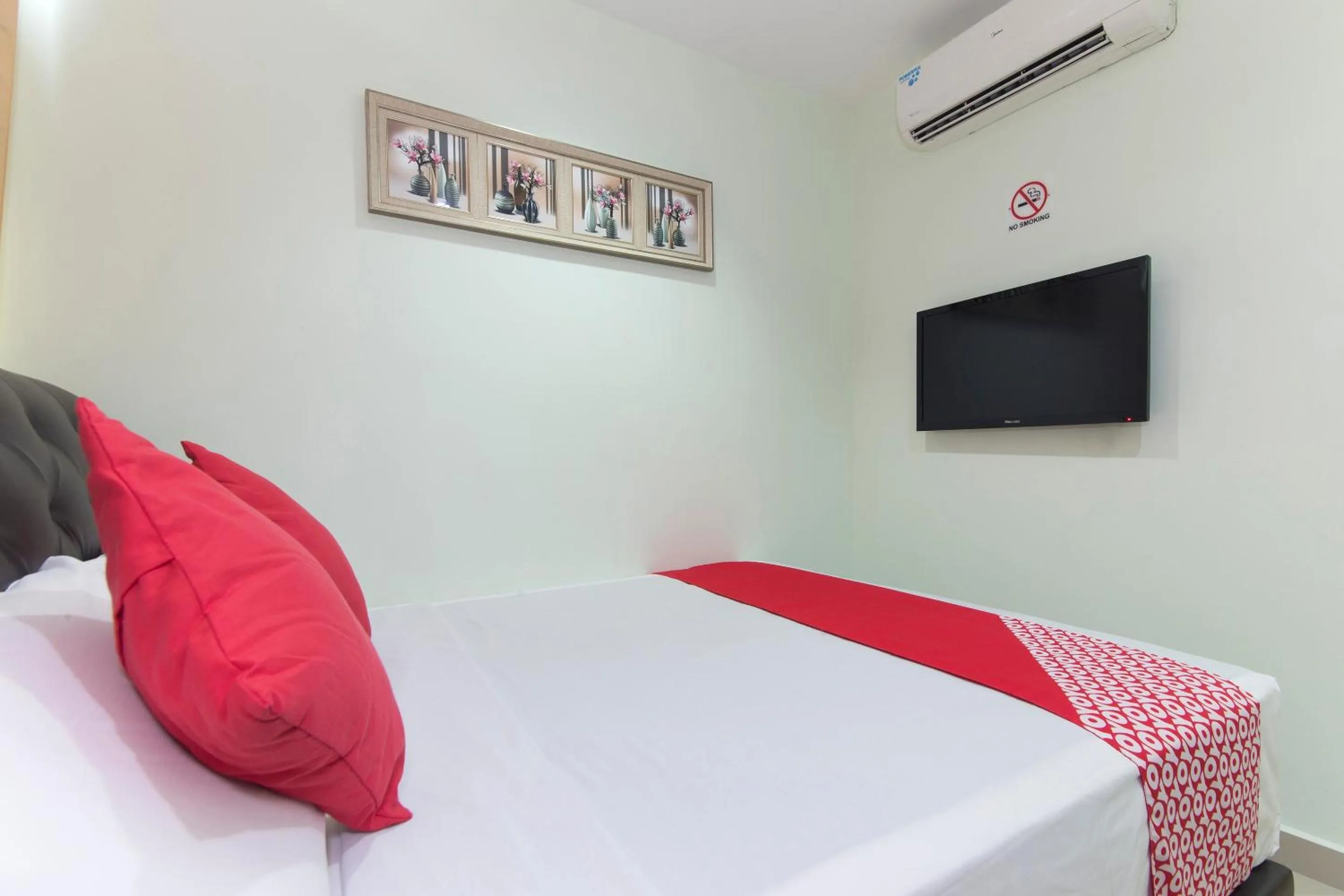 Bedroom, Bed in OYO 444 KL Empire Hotel