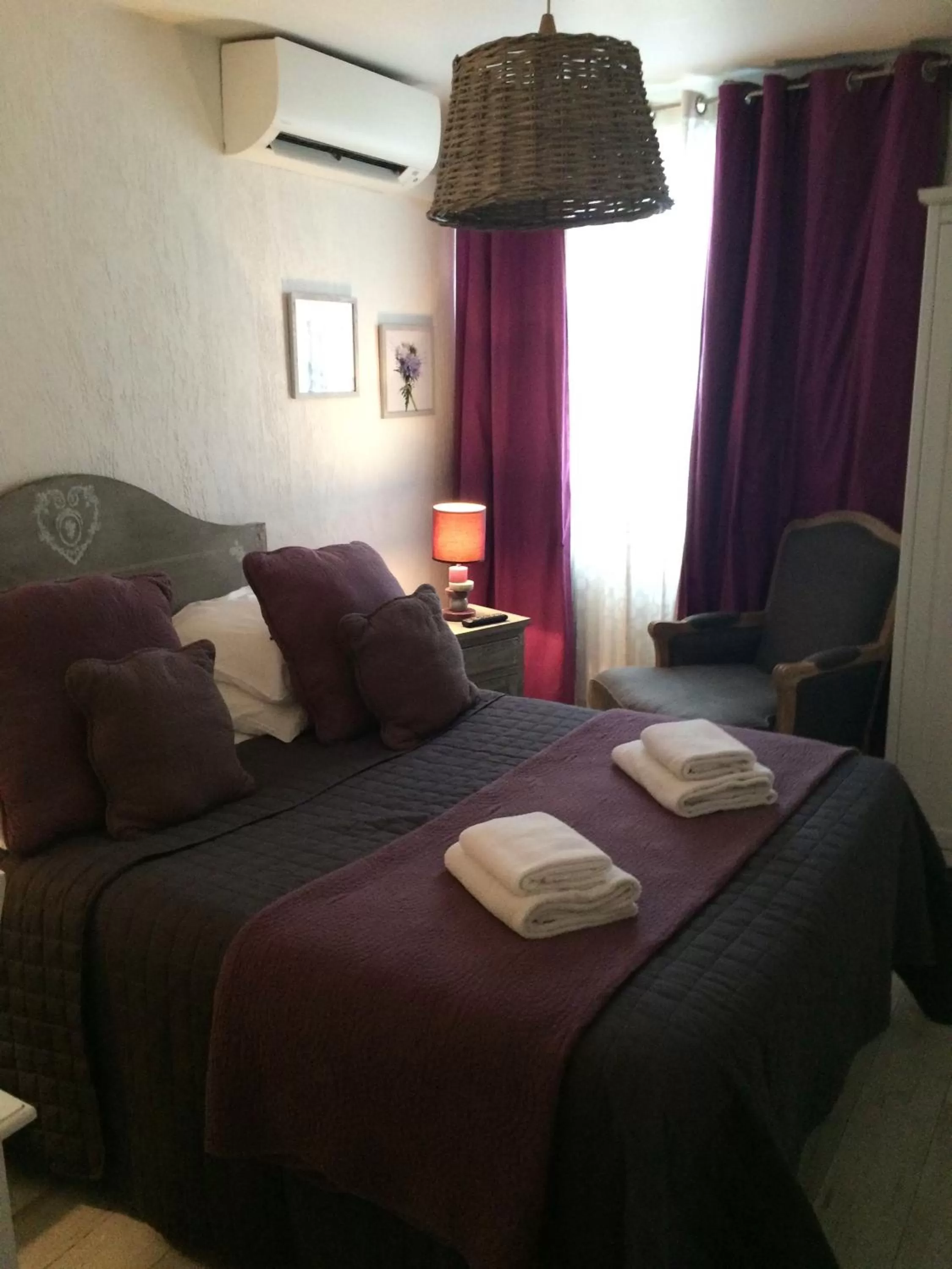 Property building, Bed in Hôtel Restaurant Le Provençal