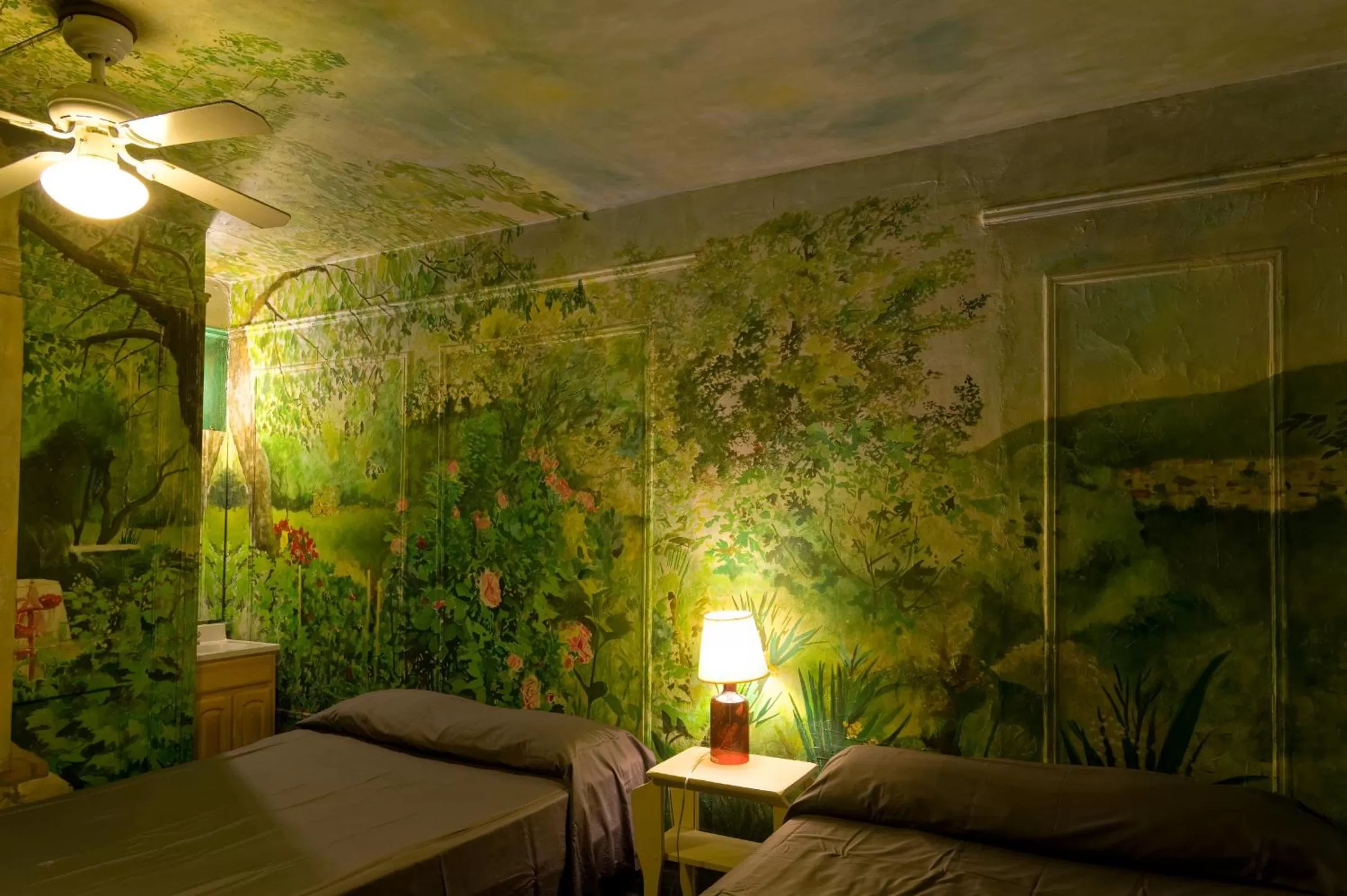 Triple Room with Private Bathroom in Carlton Arms Hotel