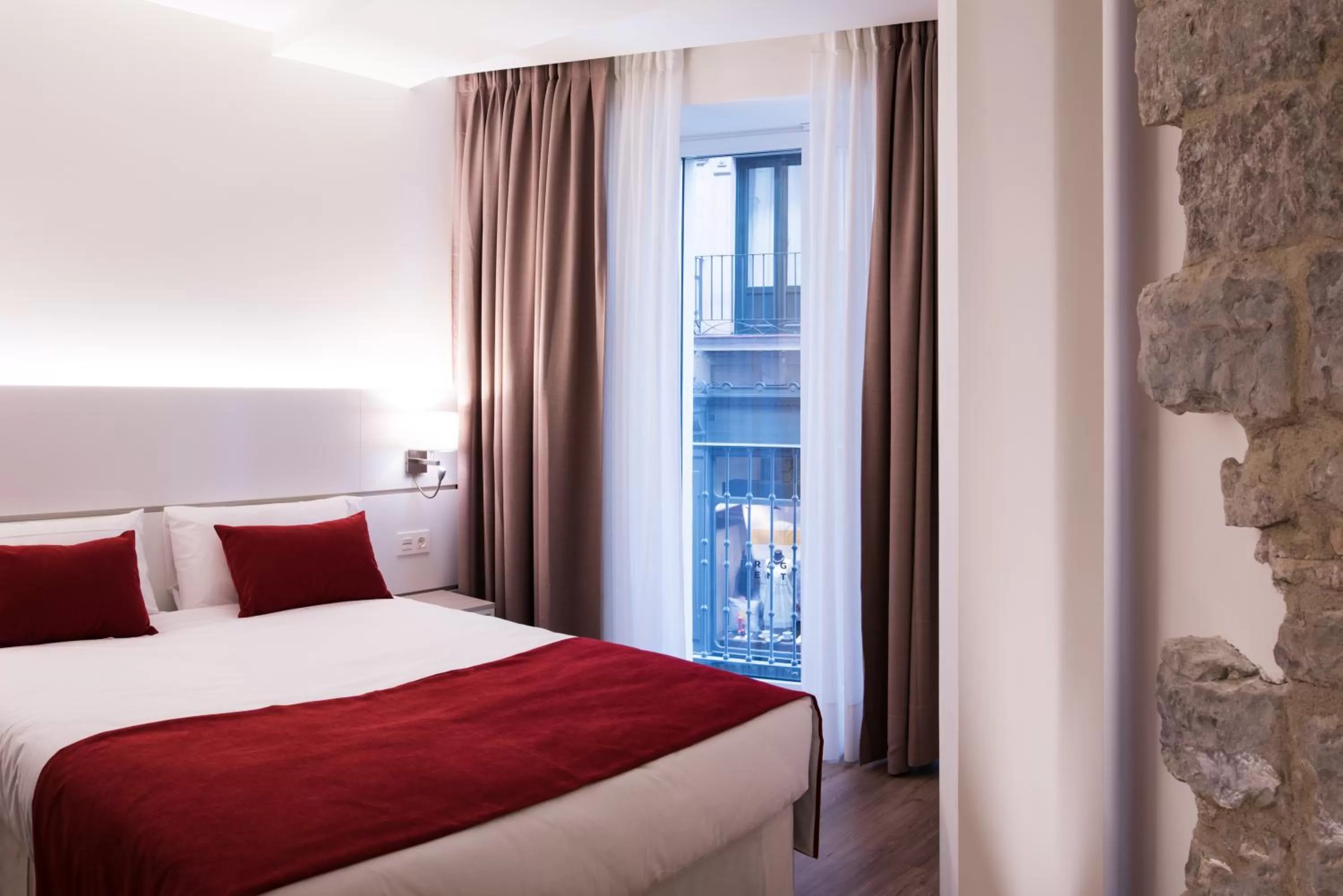 Photo of the whole room, Bed in Hotel Pompaelo Plaza del Ayuntamiento & Spa