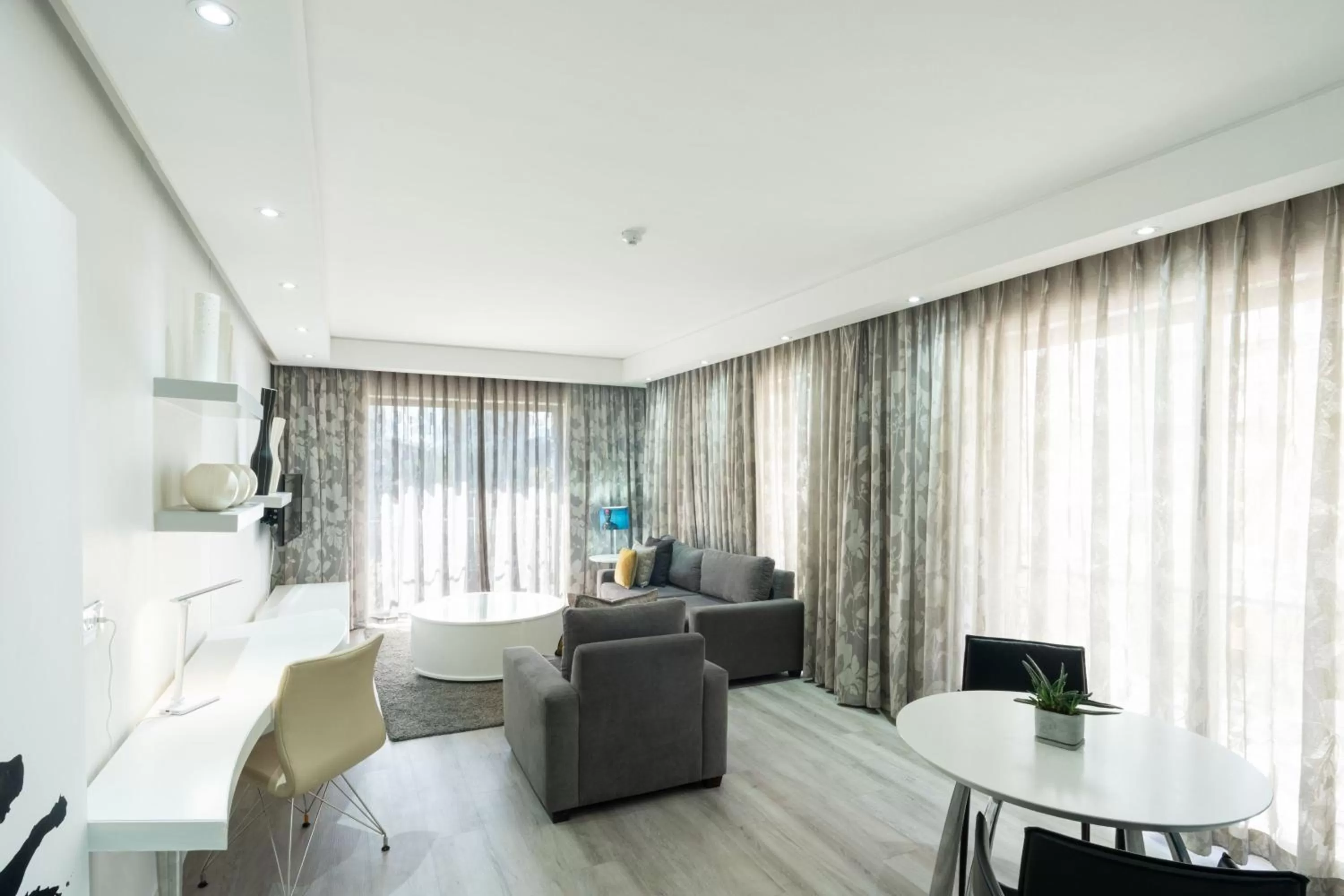 Photo of the whole room in Protea Hotel by Marriott Cape Town North Wharf