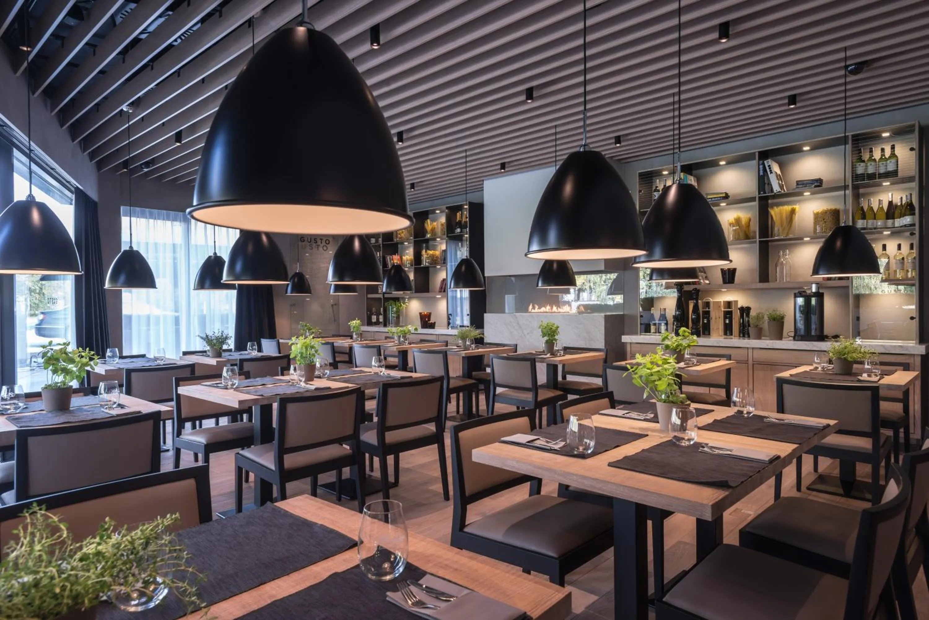 Restaurant/places to eat in Ilonn Hotel