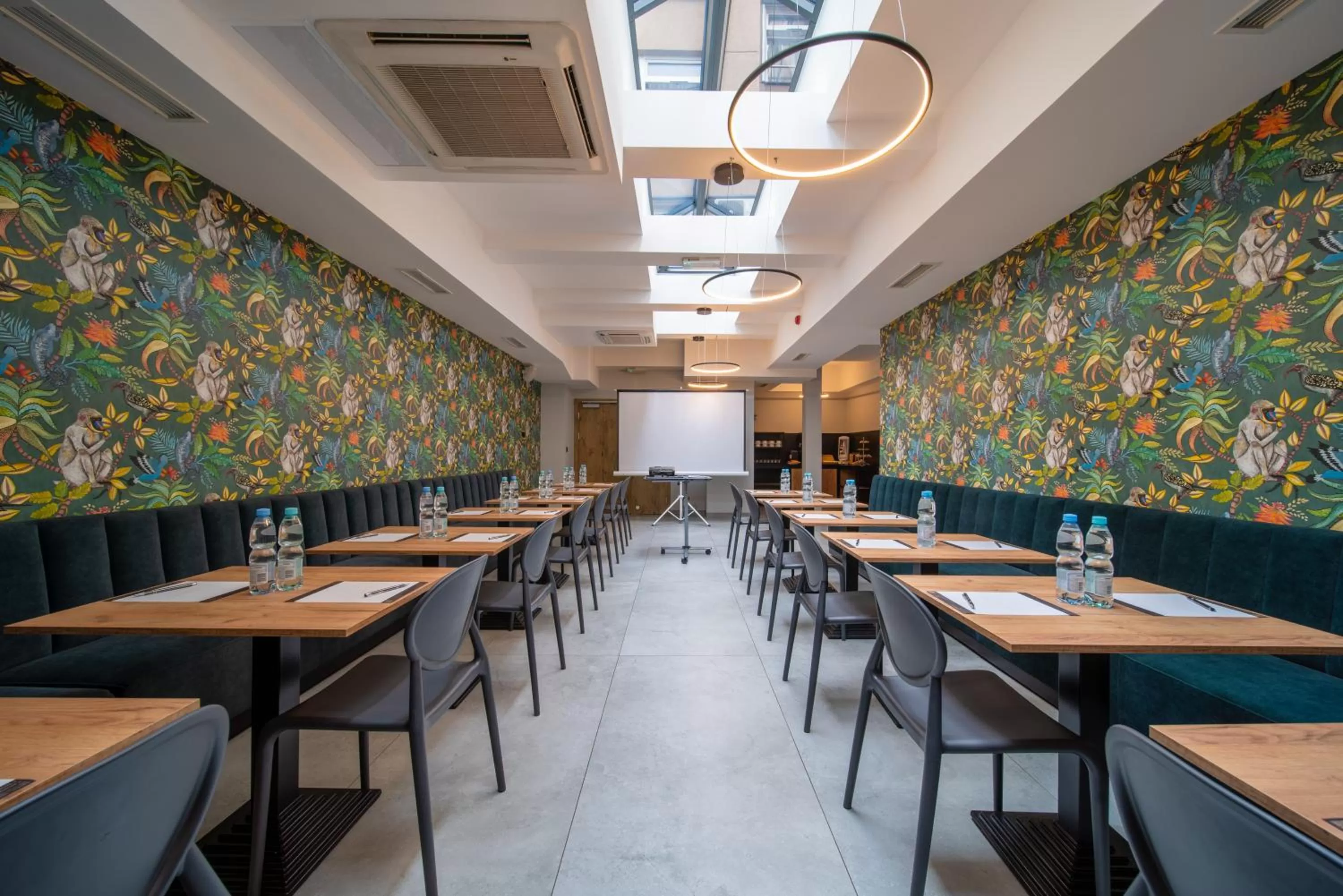 Restaurant/places to eat in Hotel Alexander