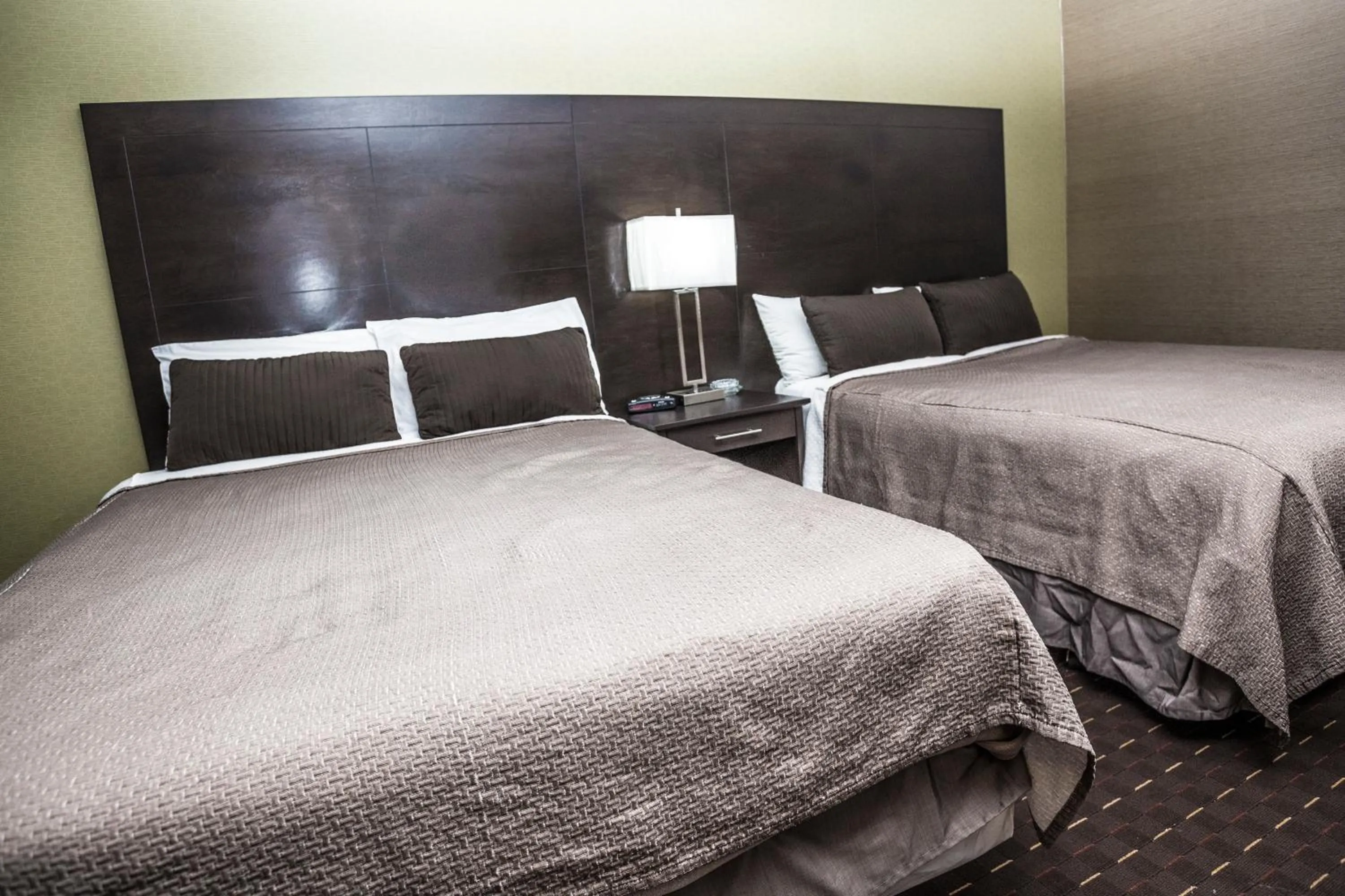 Photo of the whole room, Bed in Mississauga Gate Inn