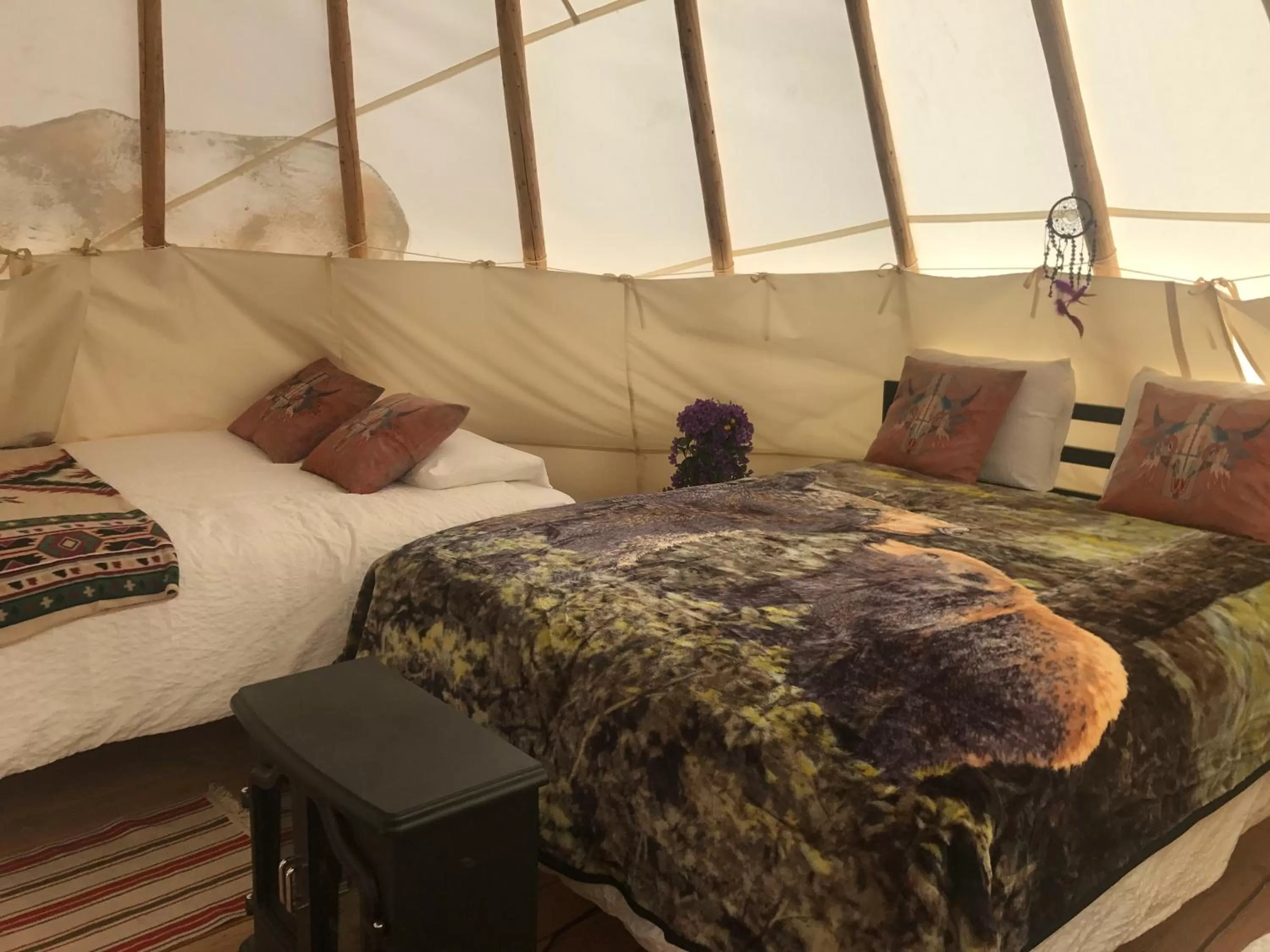 Bed in Olancha RV Park and Motel