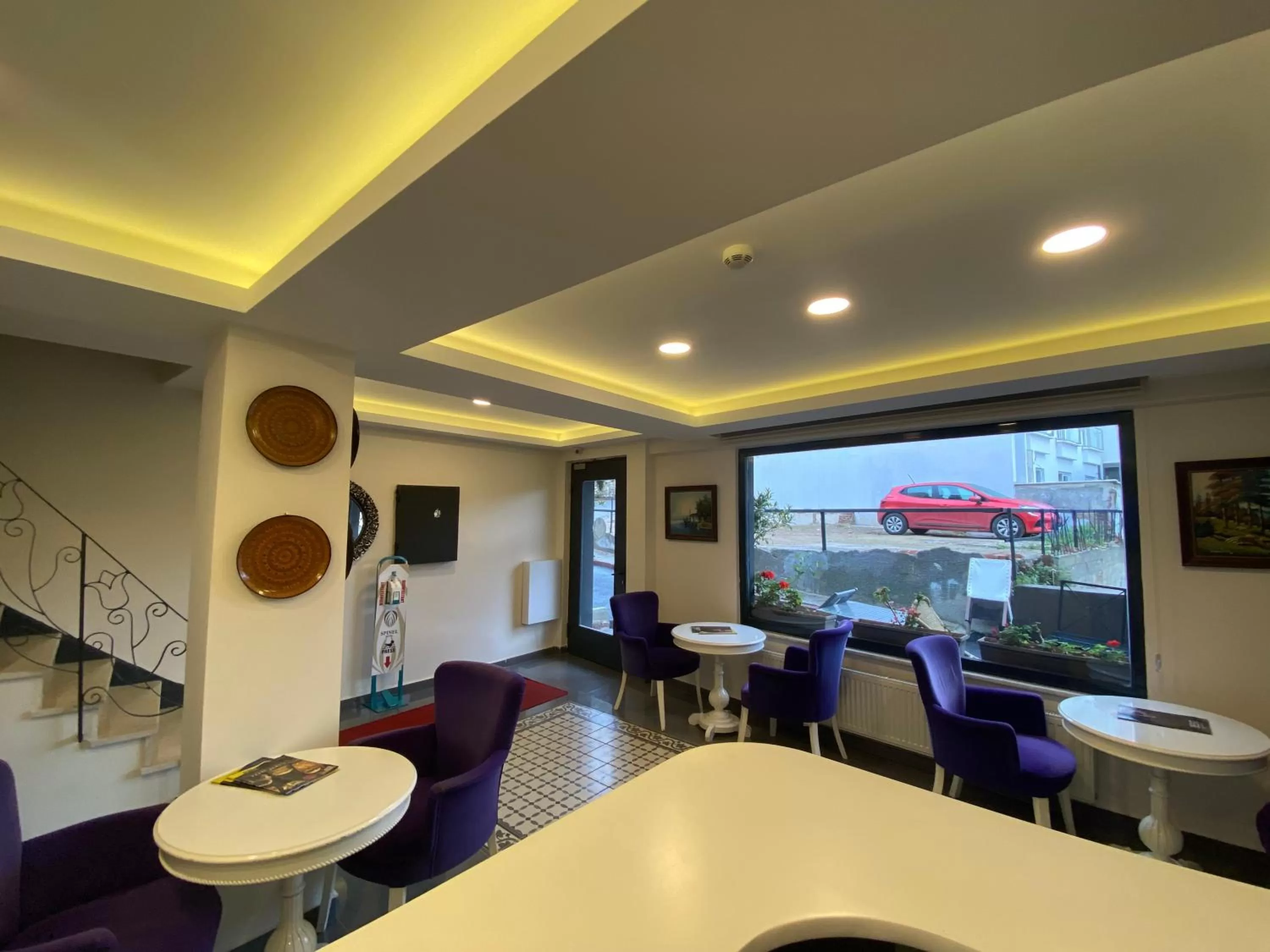 Communal lounge/ TV room in Spinel Hotel - Old City