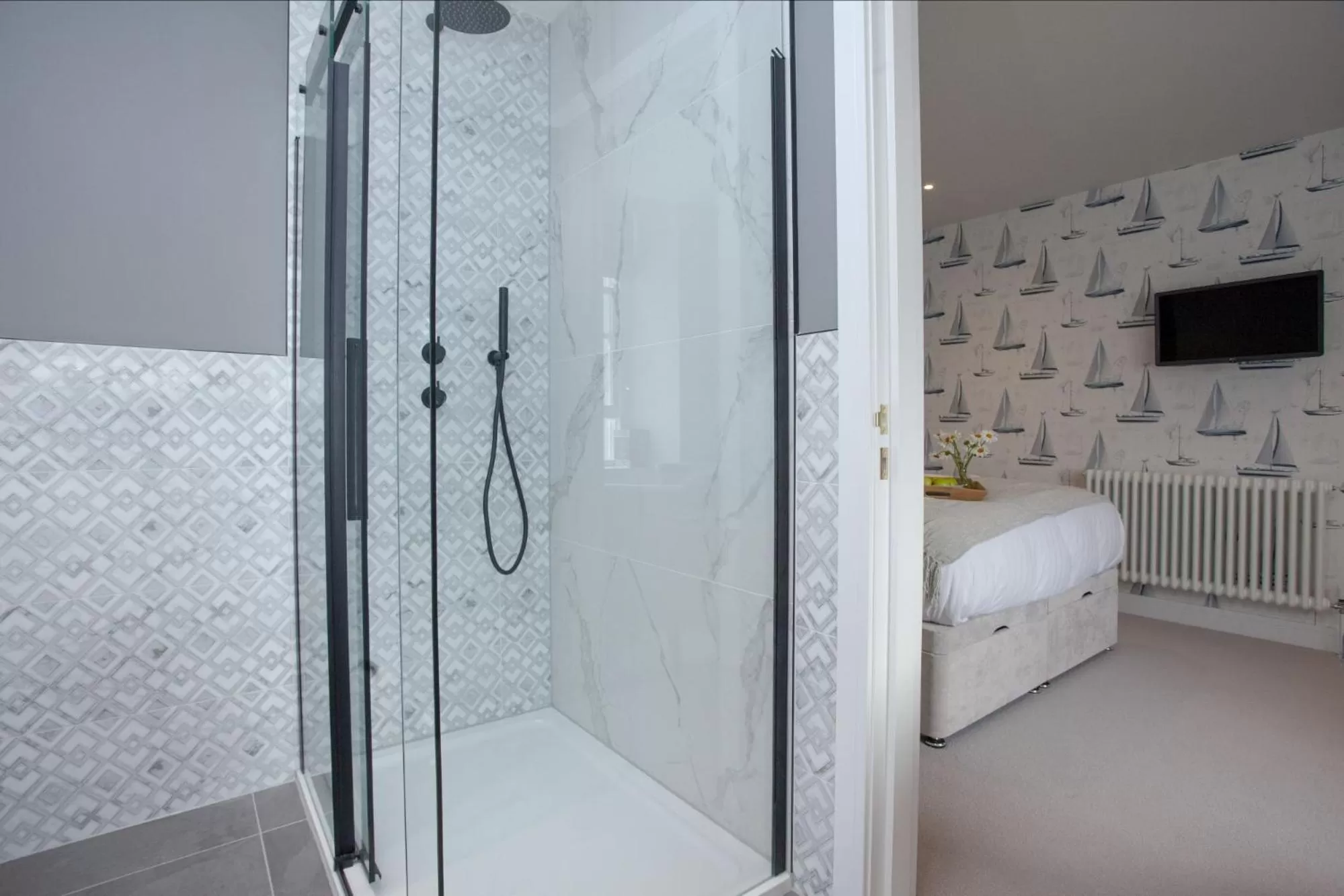 Shower, Bed in Leader Suite - Sea View - Free Wi-Fi