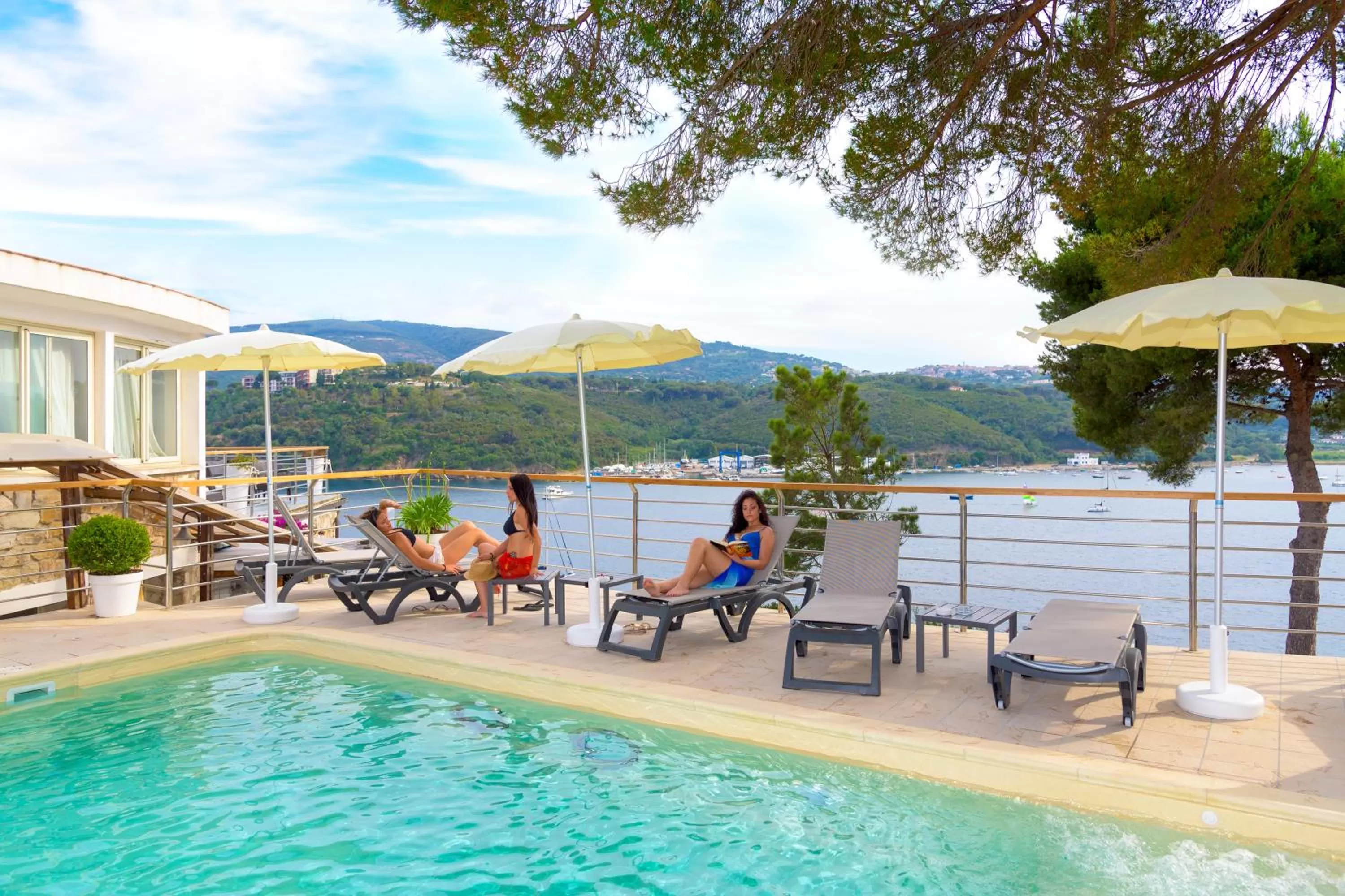 Swimming pool in Hotel Plaza