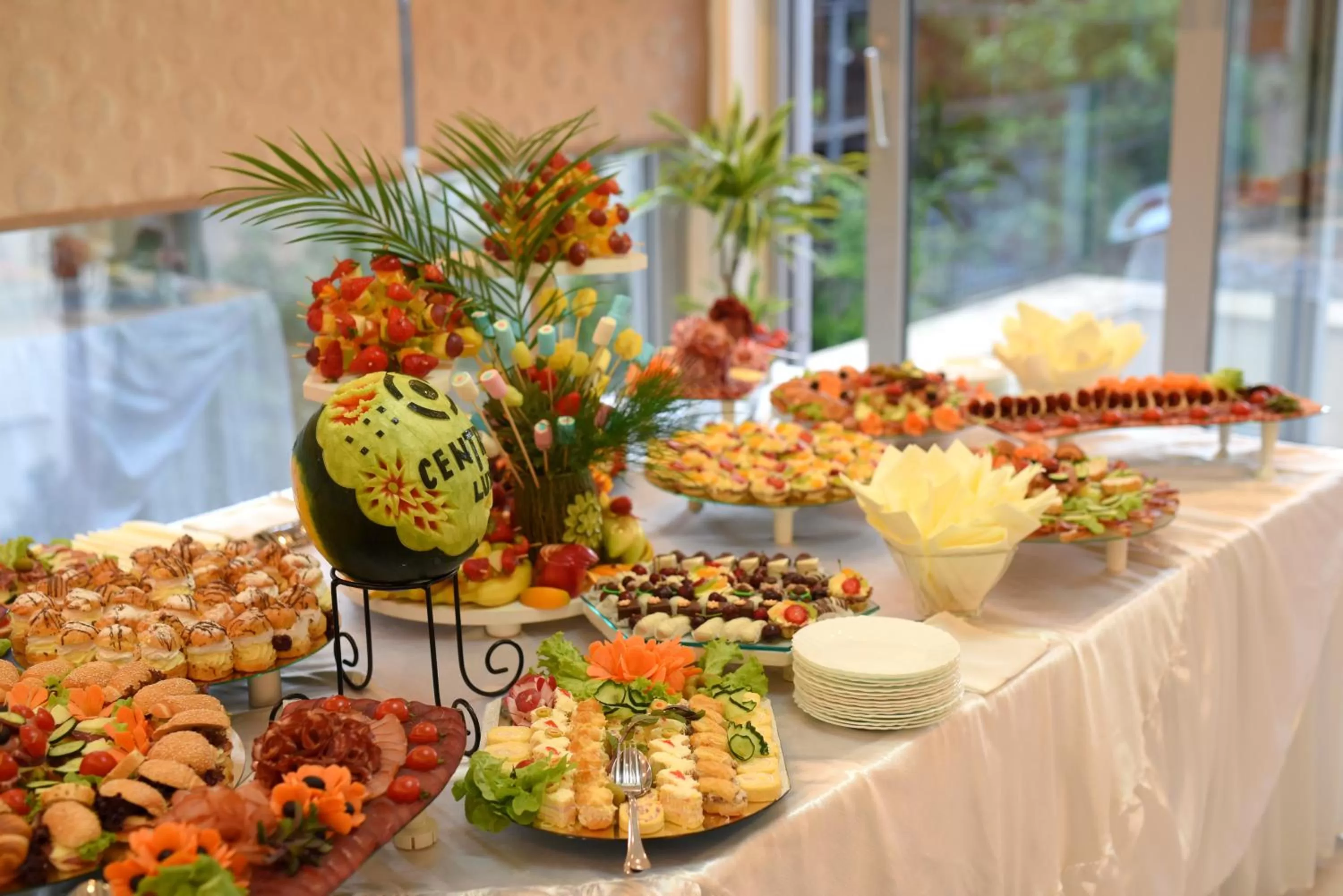 Lounge or bar, Food in Garni Hotel Central Lux