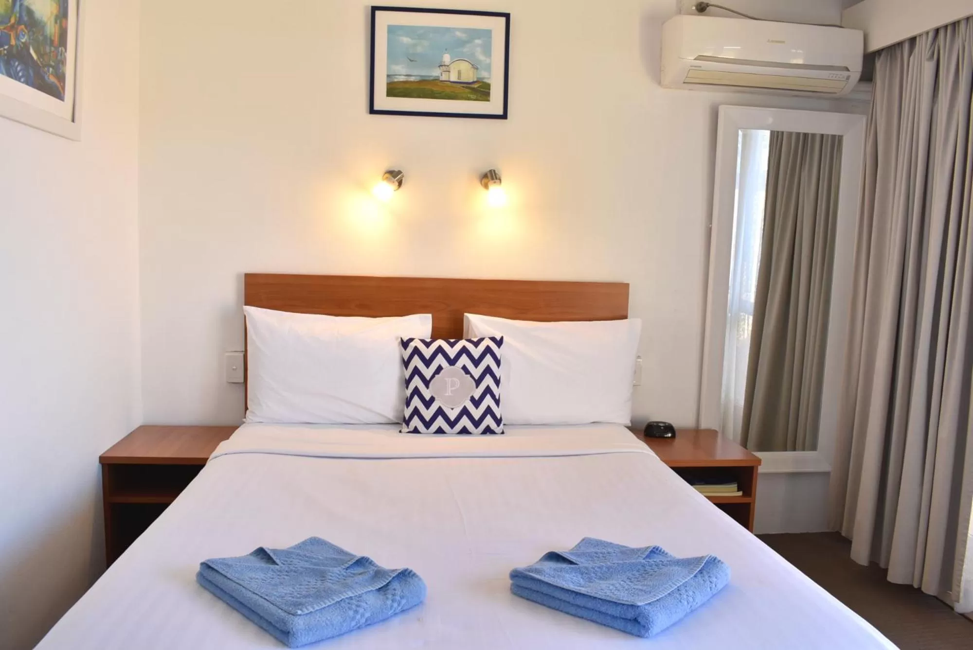 Bed in Port O'Call Motel