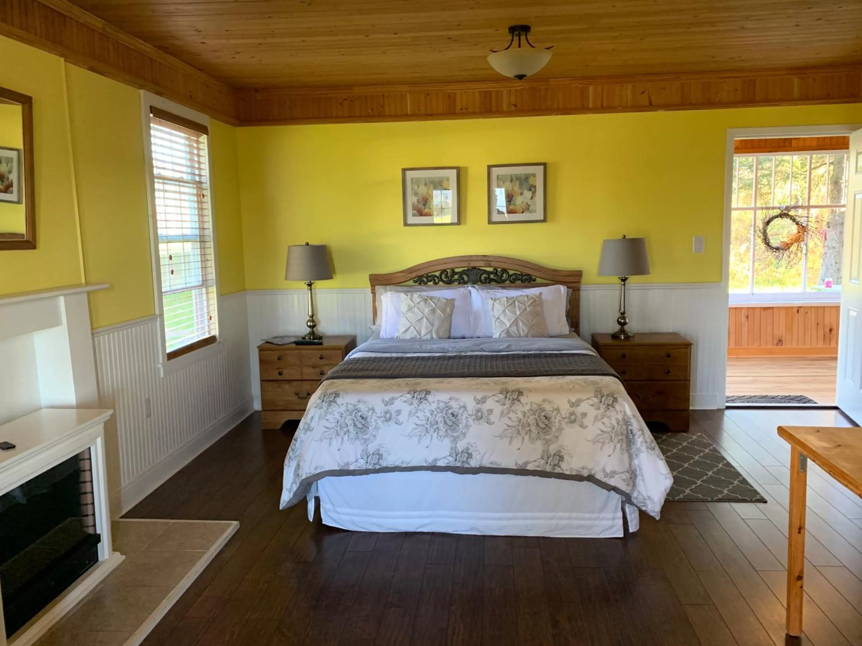 Bed in Alma Shore Lane Suites & Cottages