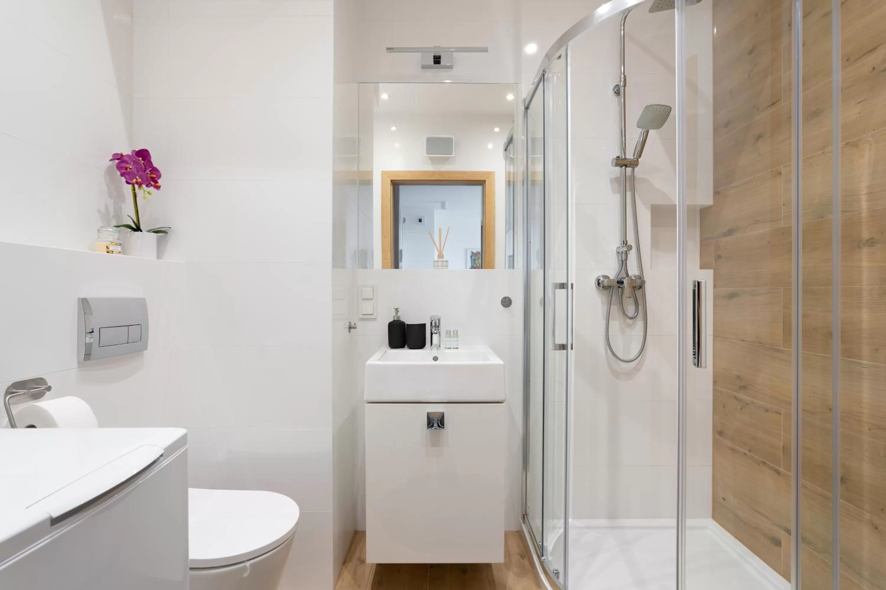 Shower in Symphony Modern Tower Apartamenty