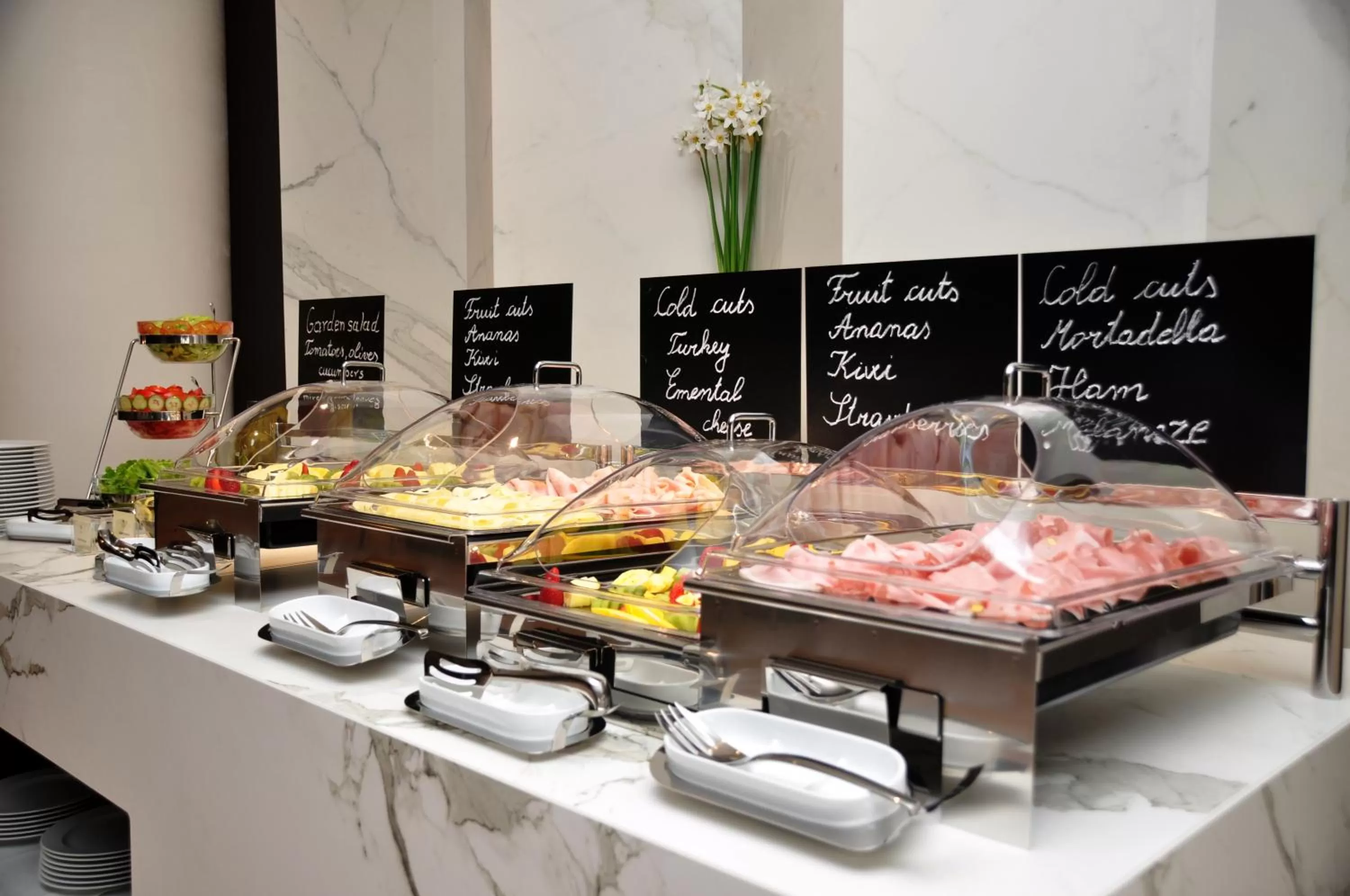 Restaurant/places to eat in Maritim Hotel Plaza Tirana