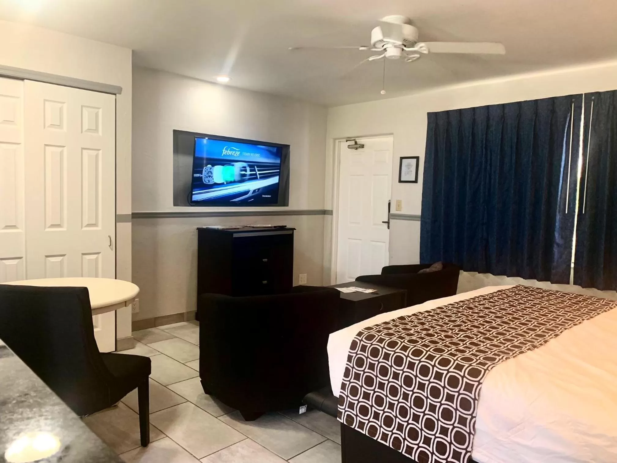 Bed in Sand Castle Motel